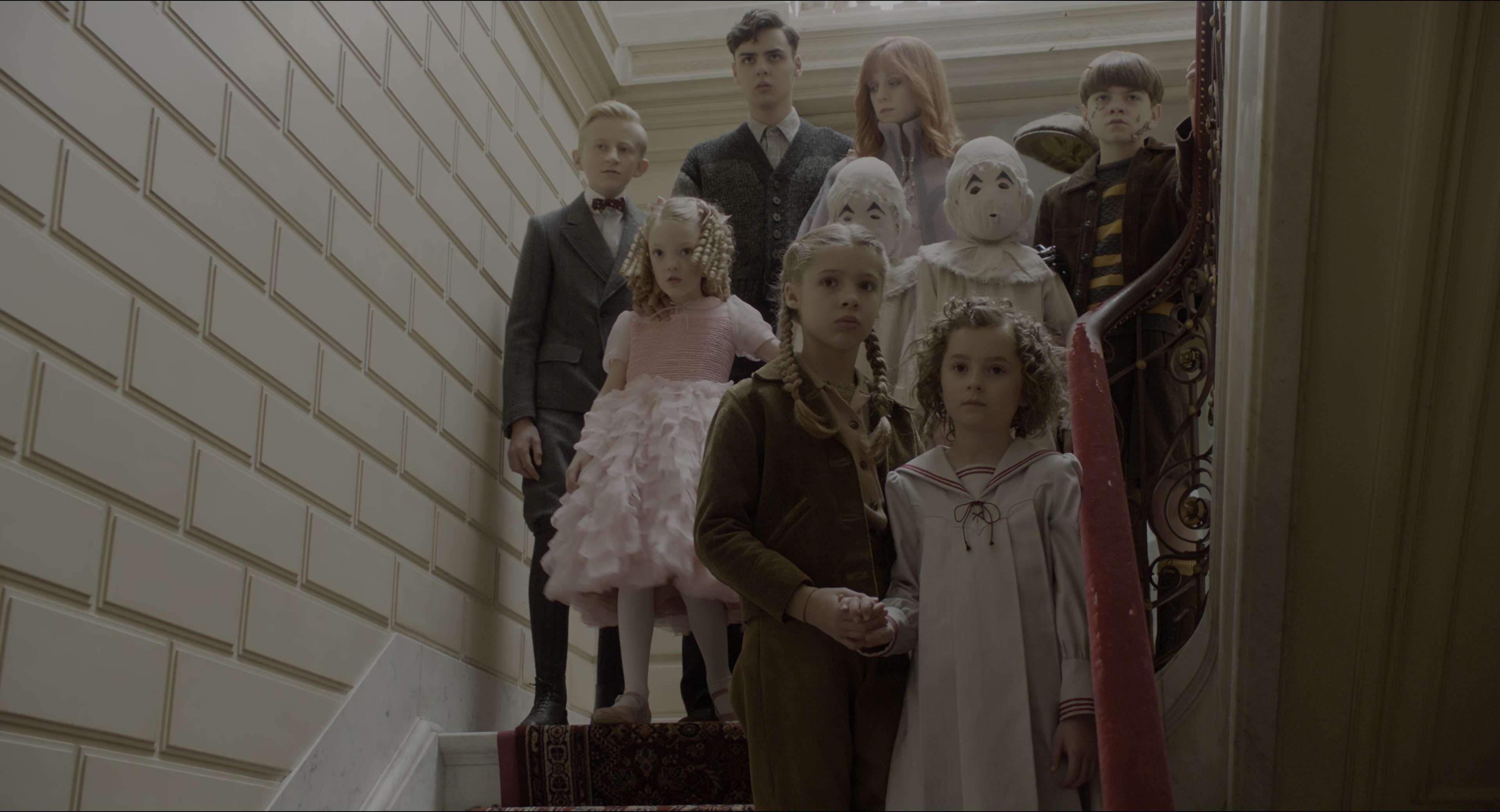 Miss Peregrine's Home for Peculiar Children (2016), wide, 1.85:1 — film still