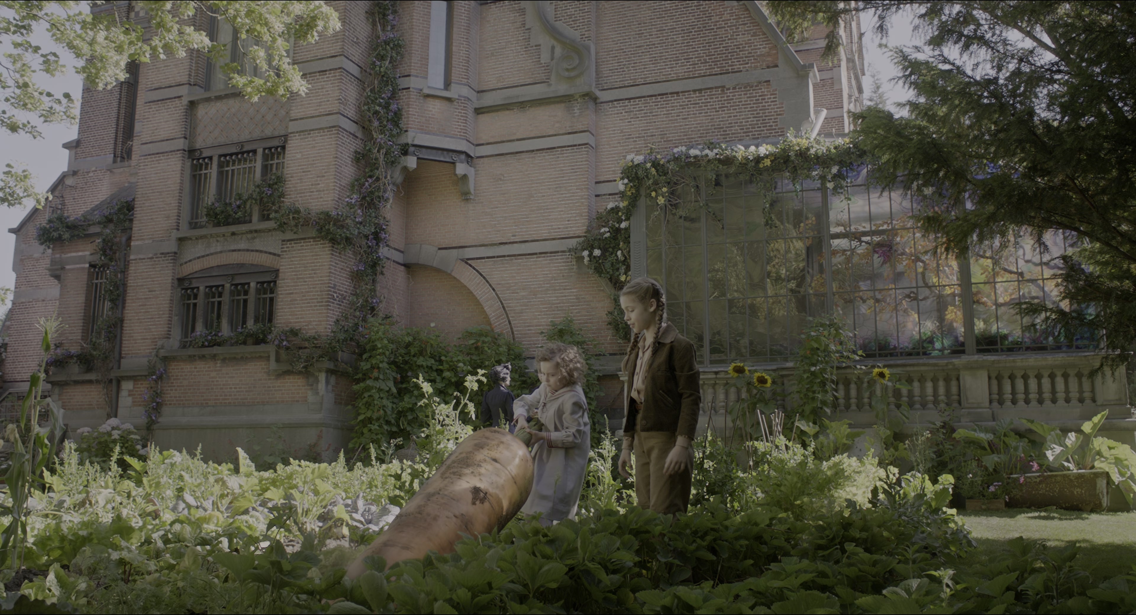 Miss Peregrine's Home for Peculiar Children (2016), wide, 1.85:1 — film still