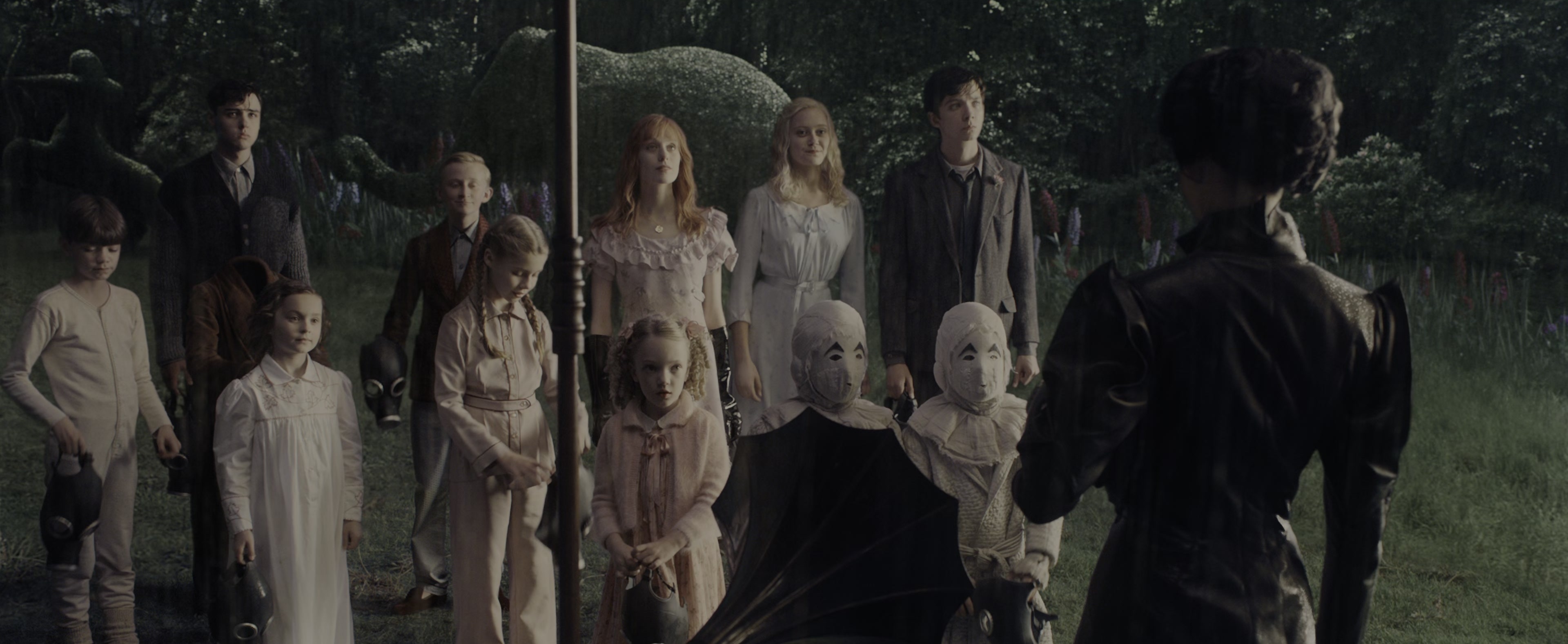 Miss Peregrine's Home for Peculiar Children (2016), wide, 2.44:1 — film still