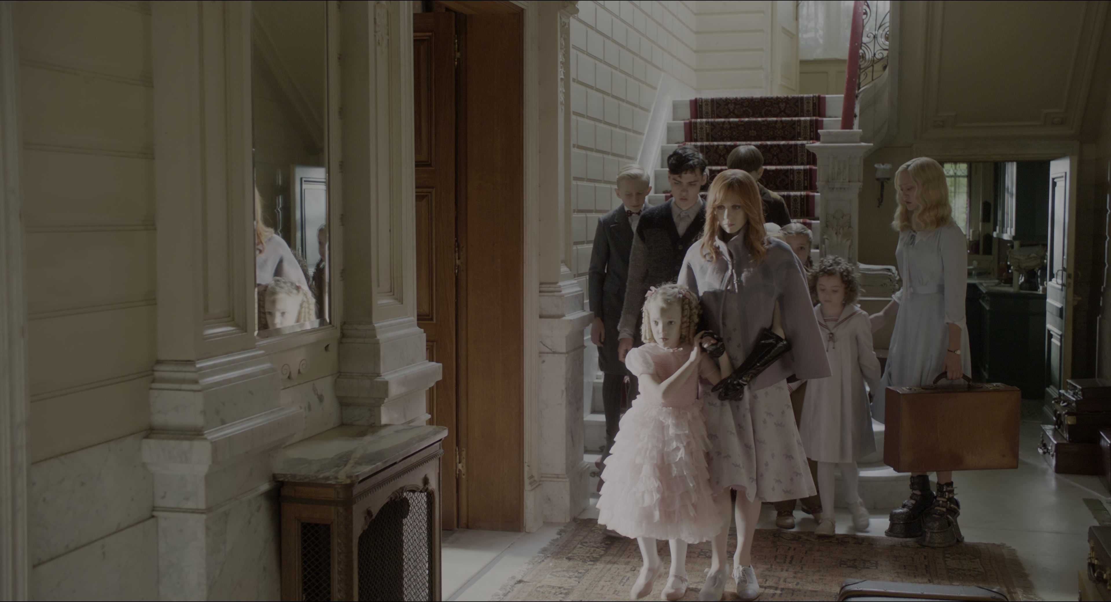 Miss Peregrine's Home for Peculiar Children (2016), wide, 1.85:1 — film still