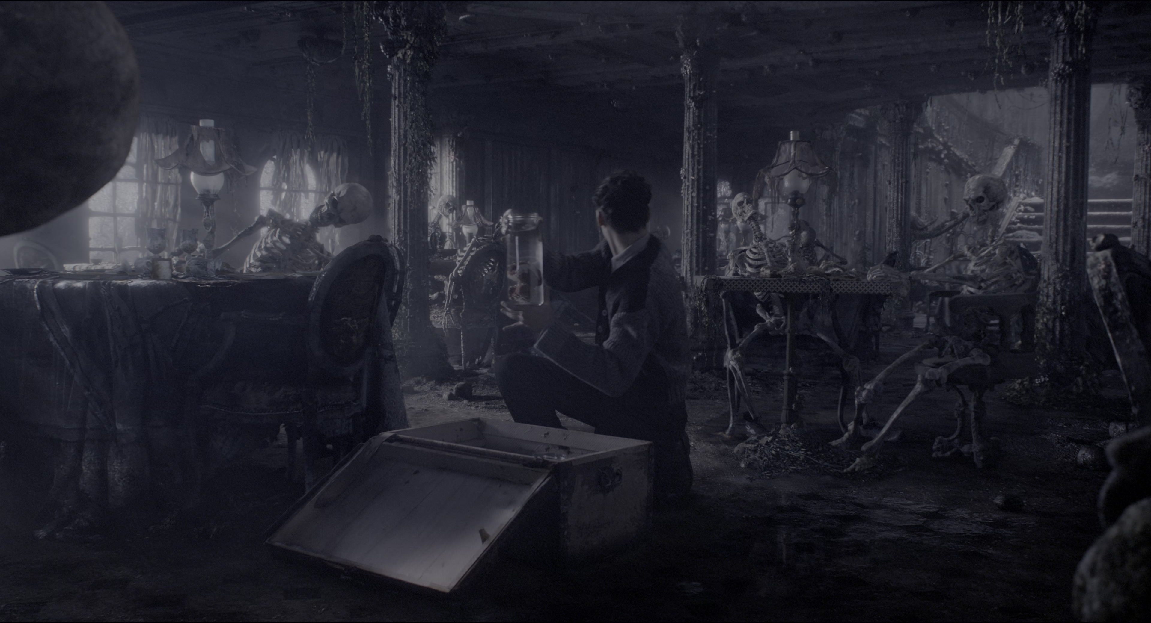 Miss Peregrine's Home for Peculiar Children (2016), wide, 1.85:1 — film still