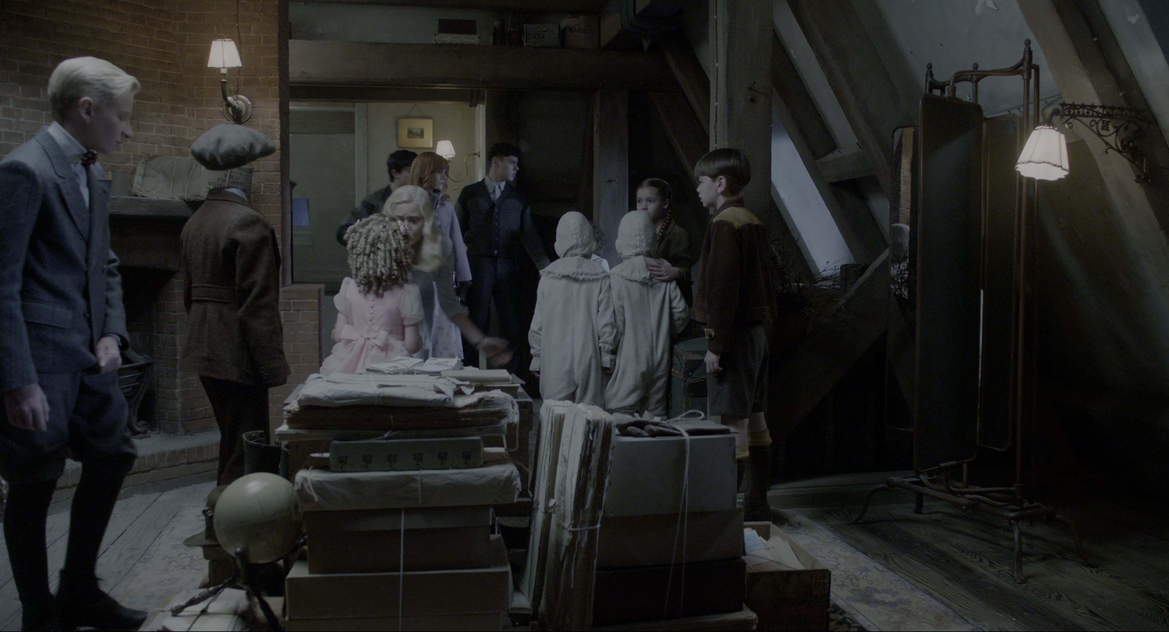 Miss Peregrine's Home for Peculiar Children (2016), wide, 1.85:1 — film still