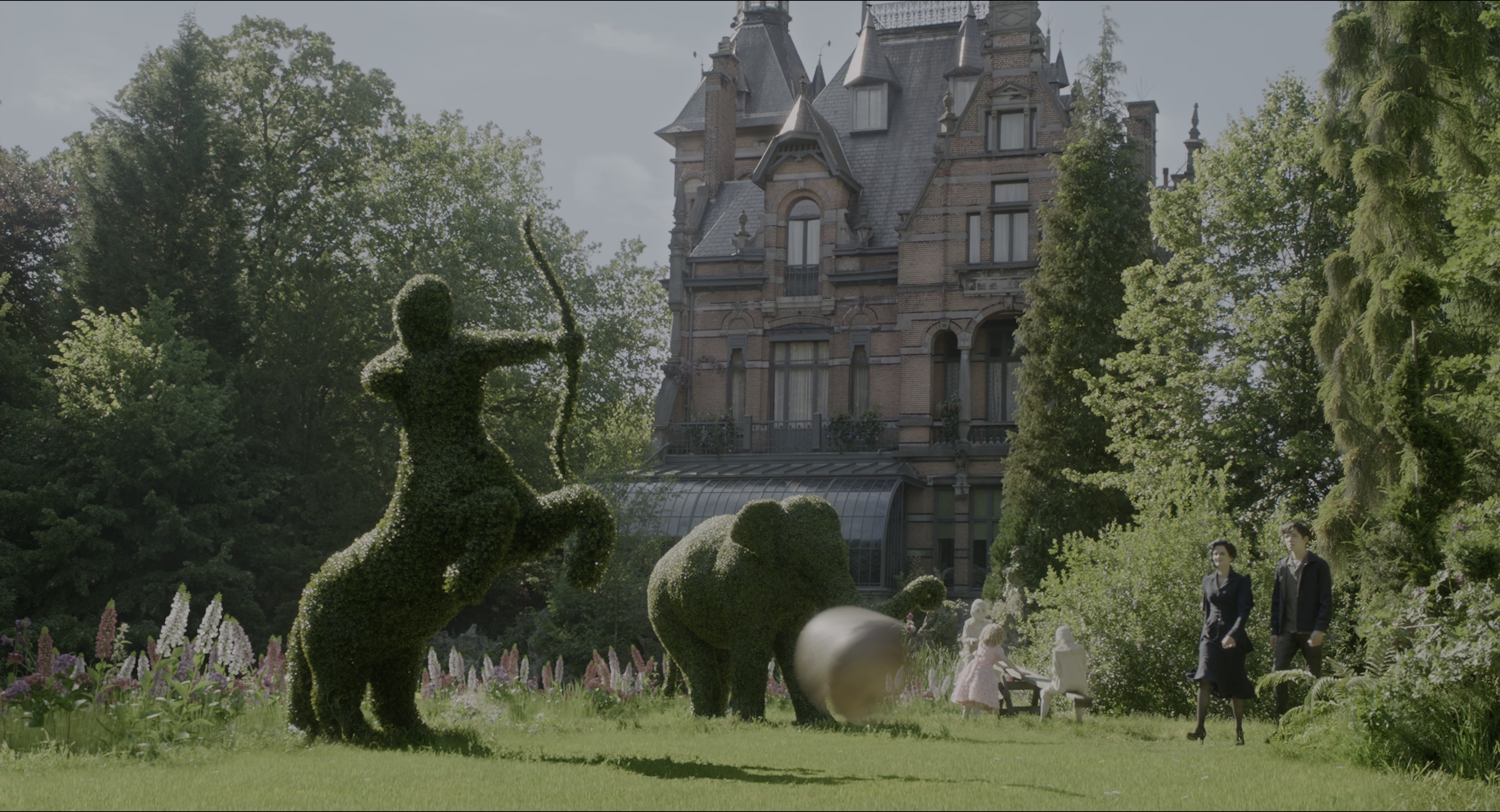 Miss Peregrine's Home for Peculiar Children (2016), wide, 1.85:1 — film still