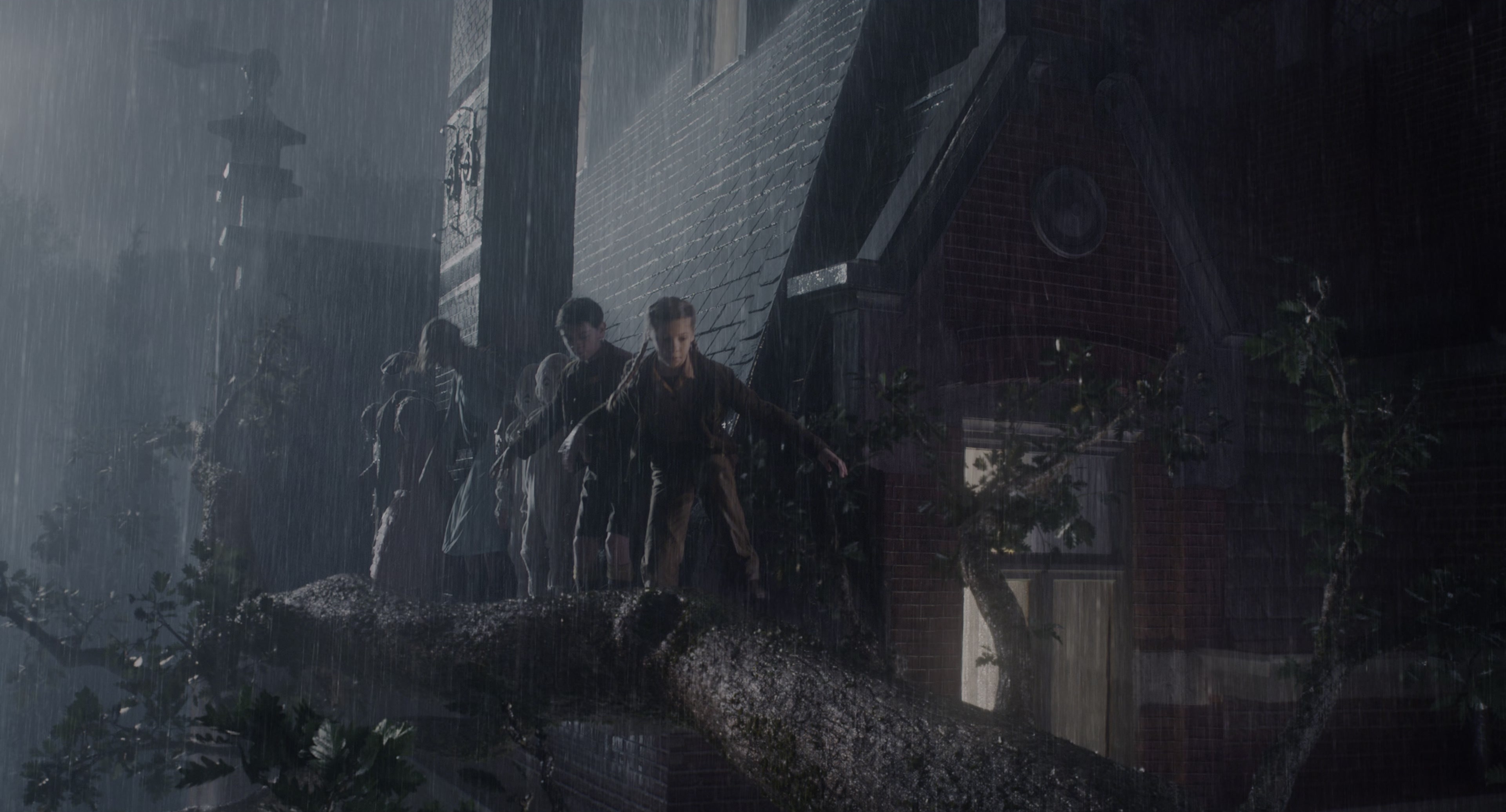 Miss Peregrine's Home for Peculiar Children (2016), wide, 1.85:1 — film still