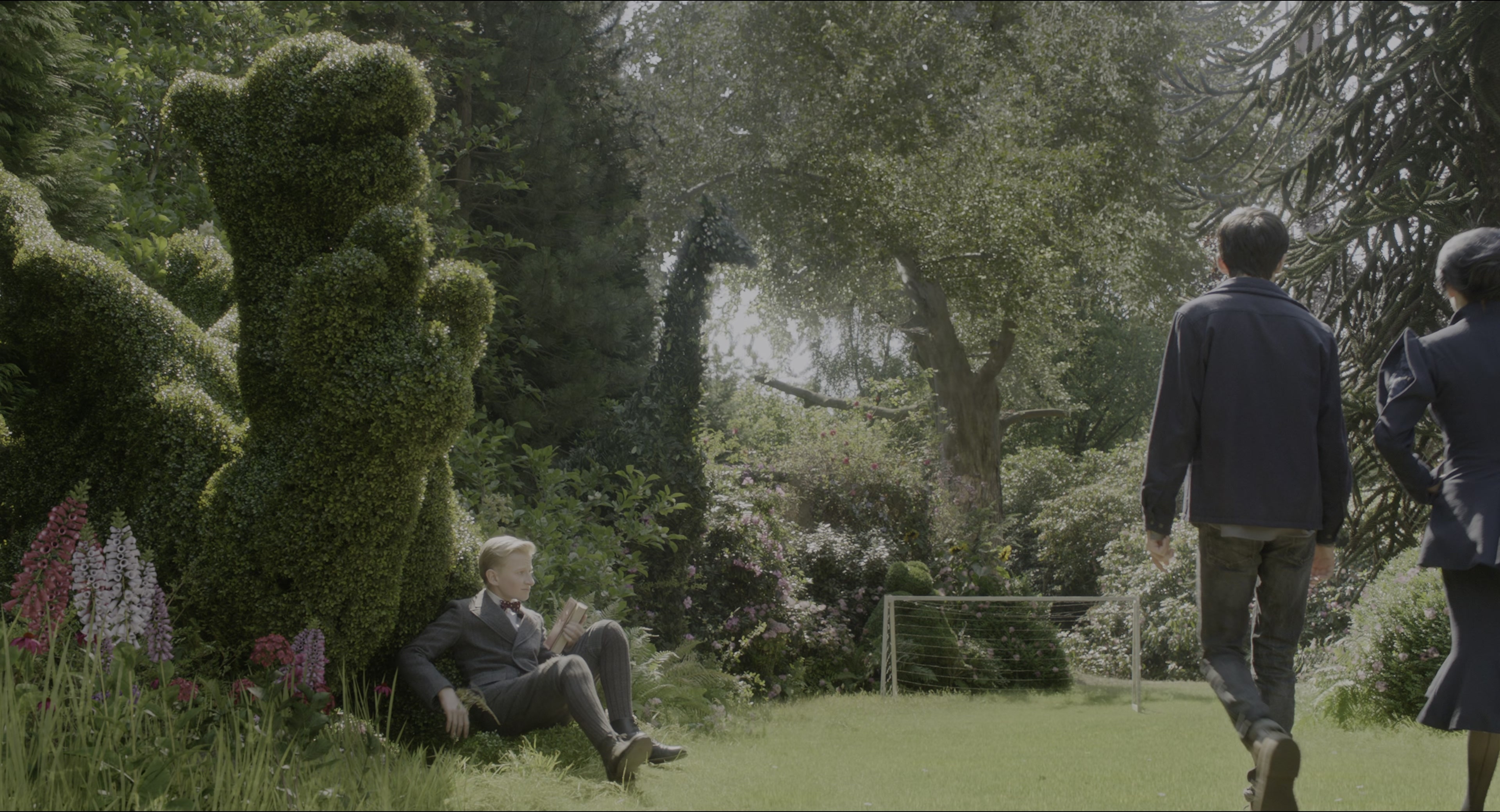 Miss Peregrine's Home for Peculiar Children (2016), wide, 1.85:1 — film still