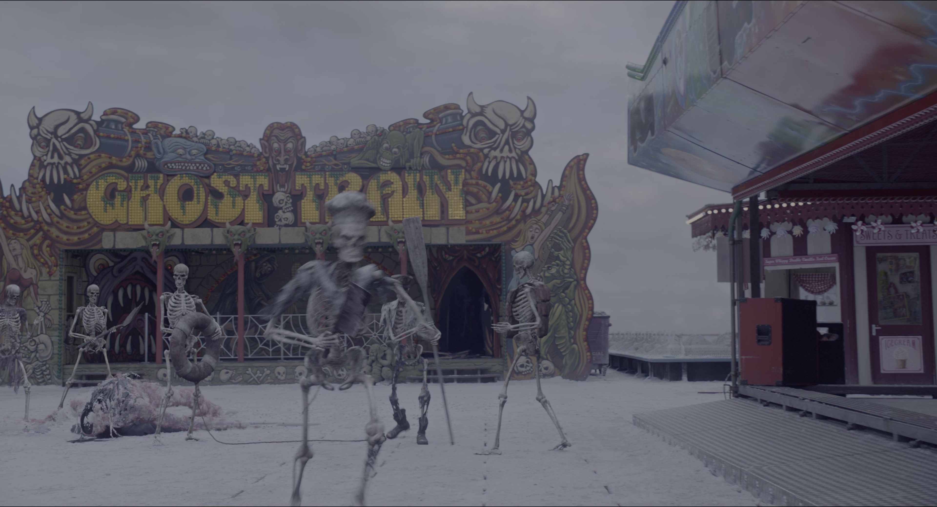 Miss Peregrine's Home for Peculiar Children (2016), wide, 1.85:1 — film still