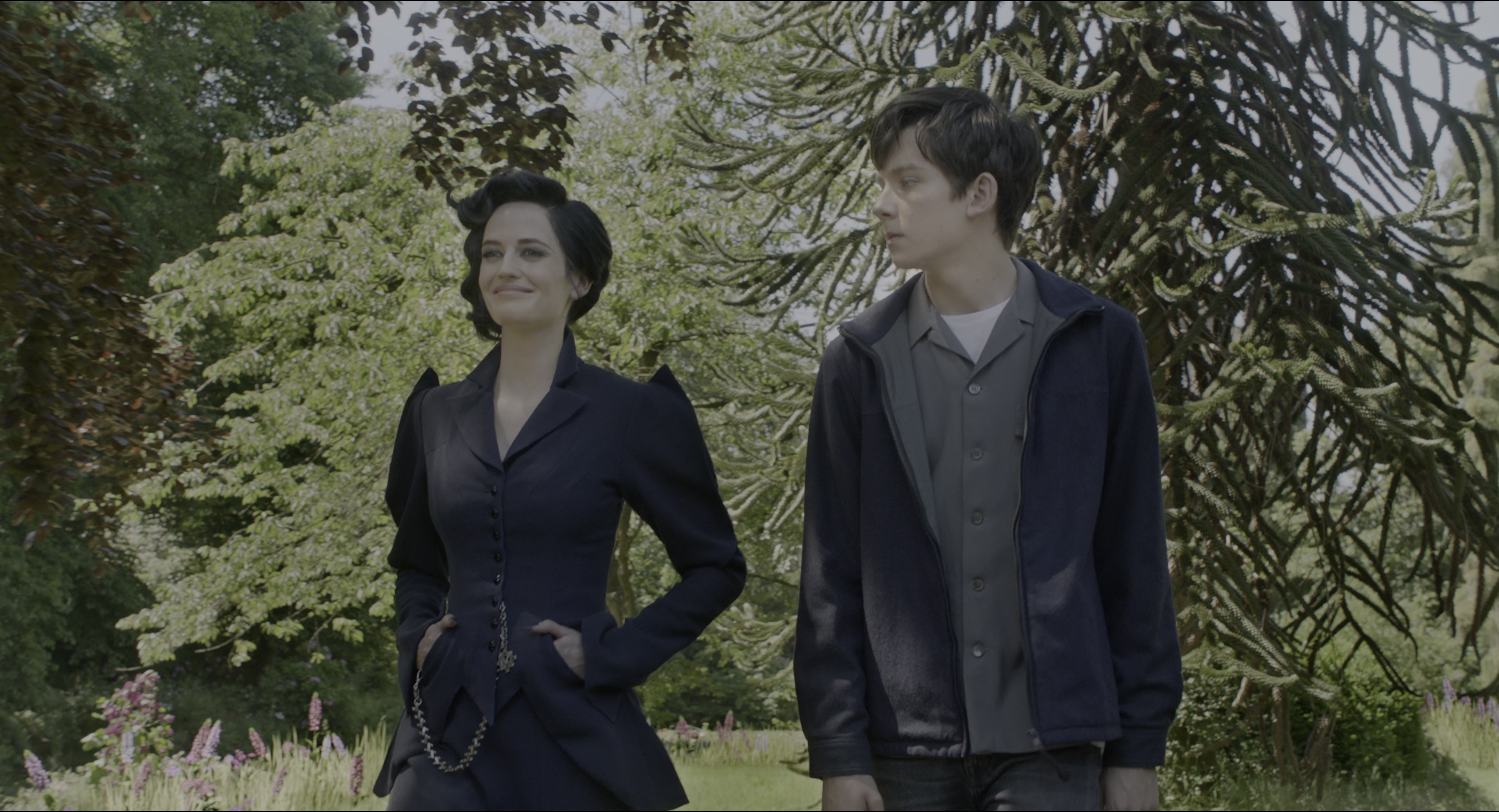 Miss Peregrine's Home for Peculiar Children (2016), wide, 1.85:1 — film still