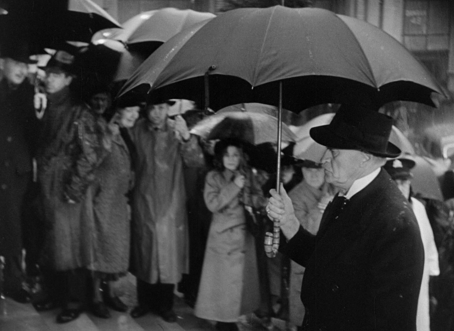 Foreign Correspondent (1940), wide, 1.37:1 — film still