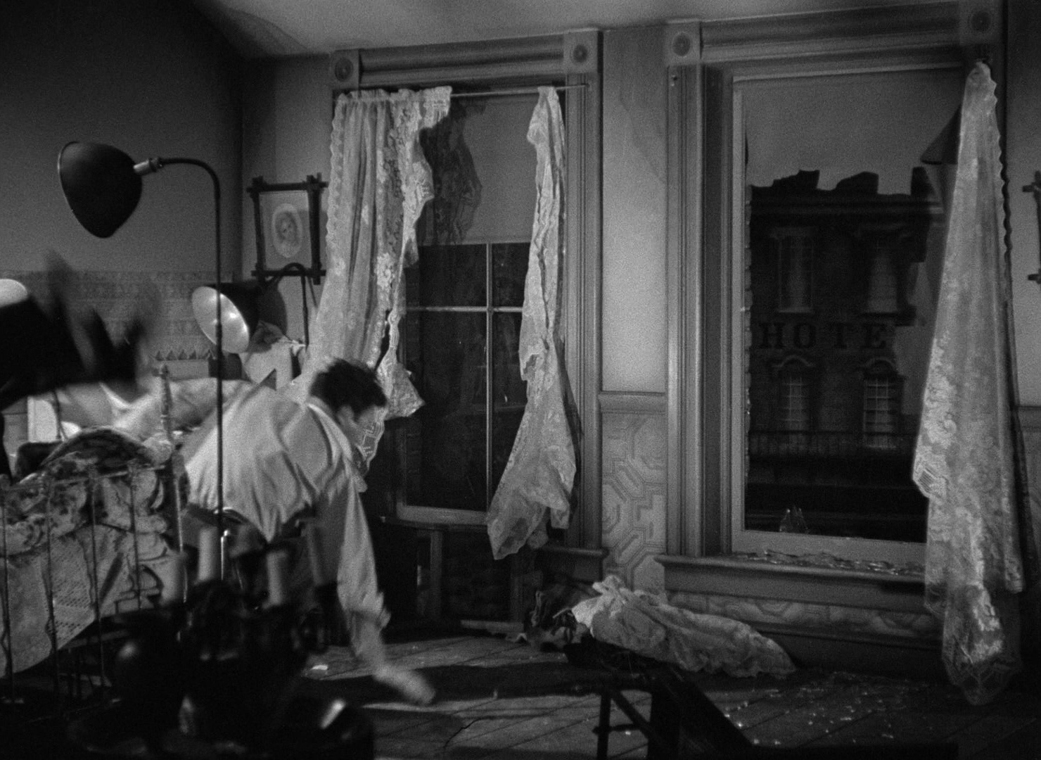 Foreign Correspondent (1940), wide, 1.37:1 — film still