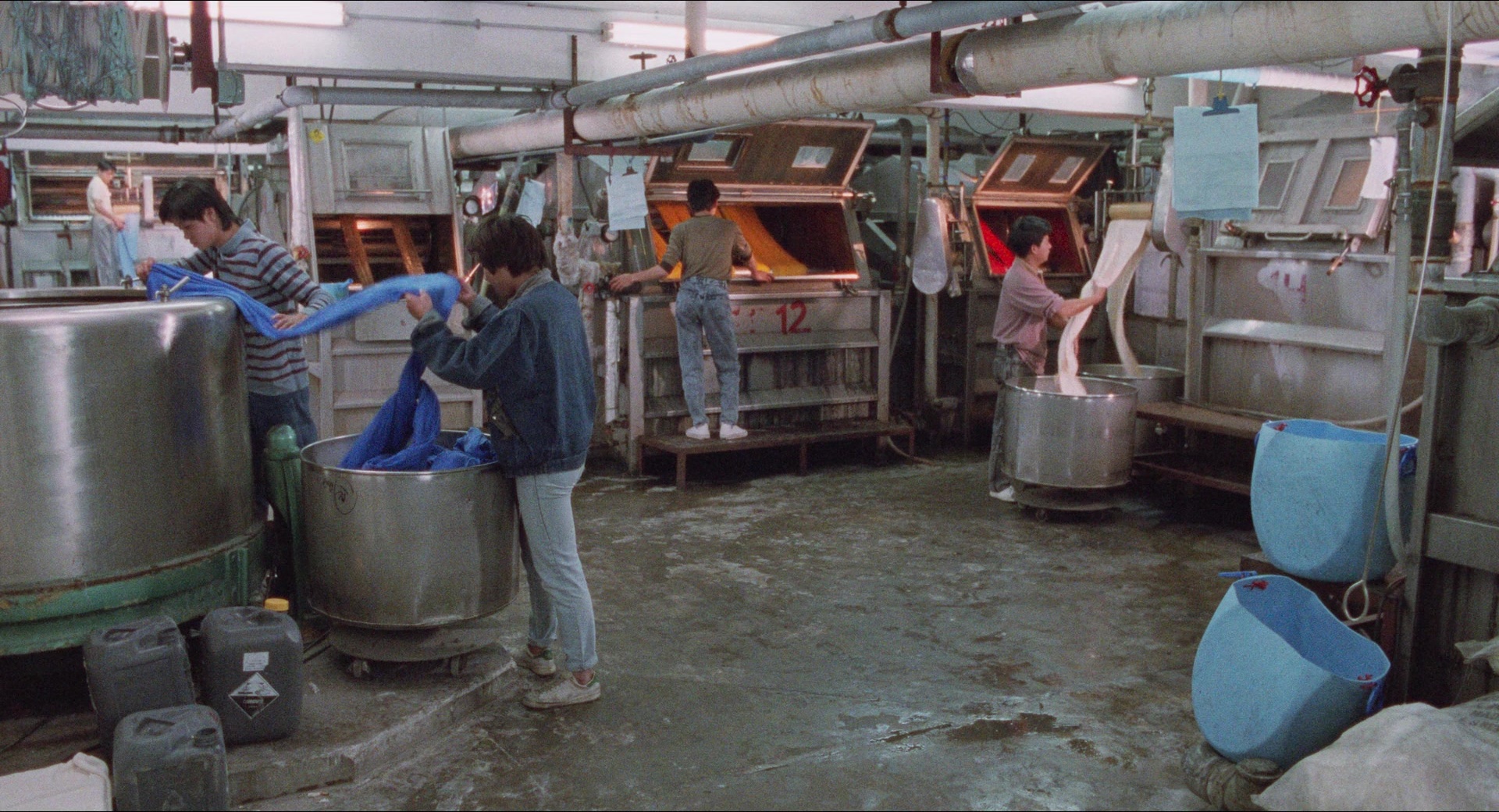 Fei lung mang jeung (1988), wide, 1.85:1 — film still