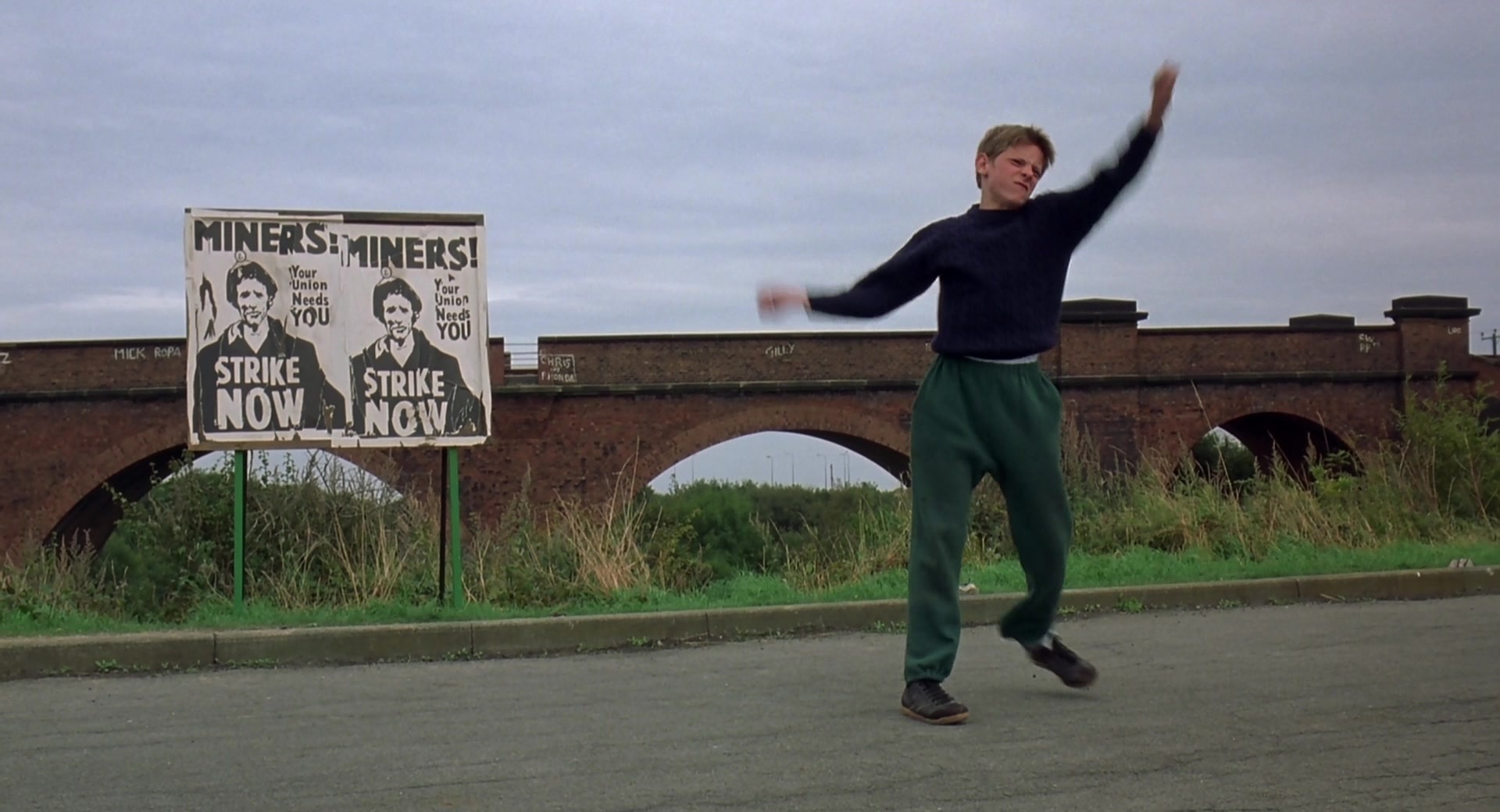 Billy Elliot (2000), wide, 1.85:1 — film still