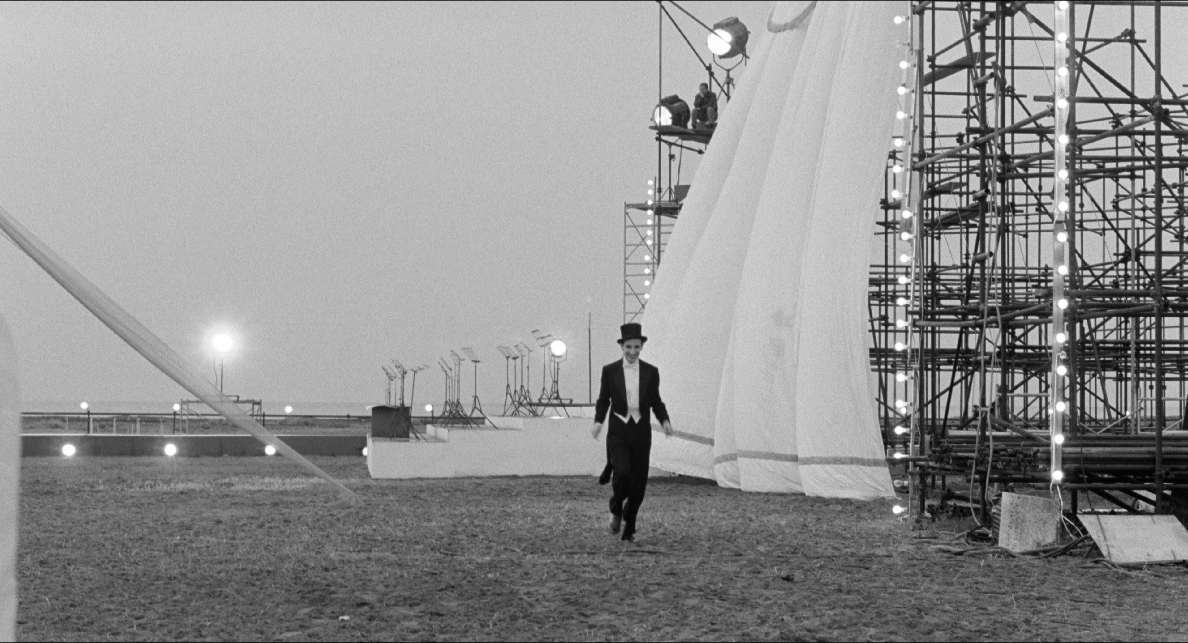8 1/2 (1963), wide, 1.85:1 — film still