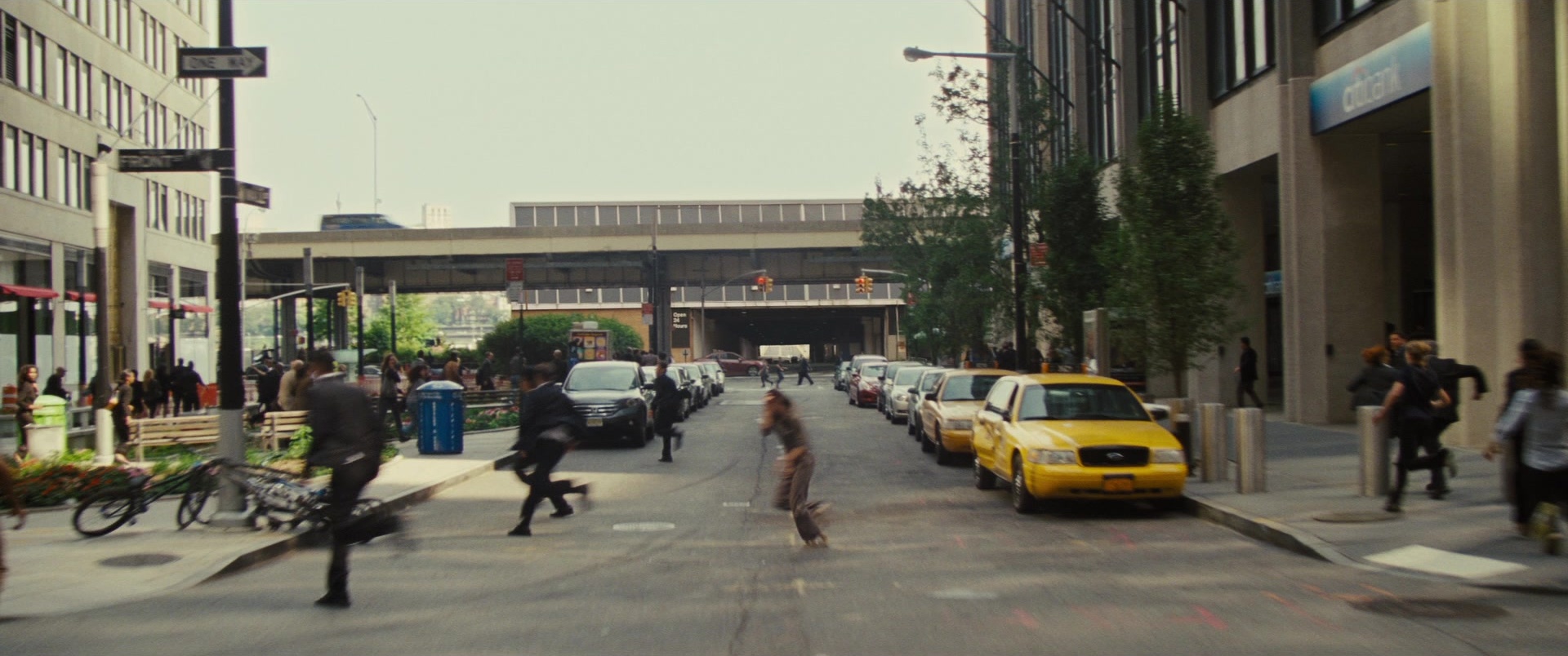 Jack Ryan: Shadow Recruit (2013), wide, 2.39:1 — film still