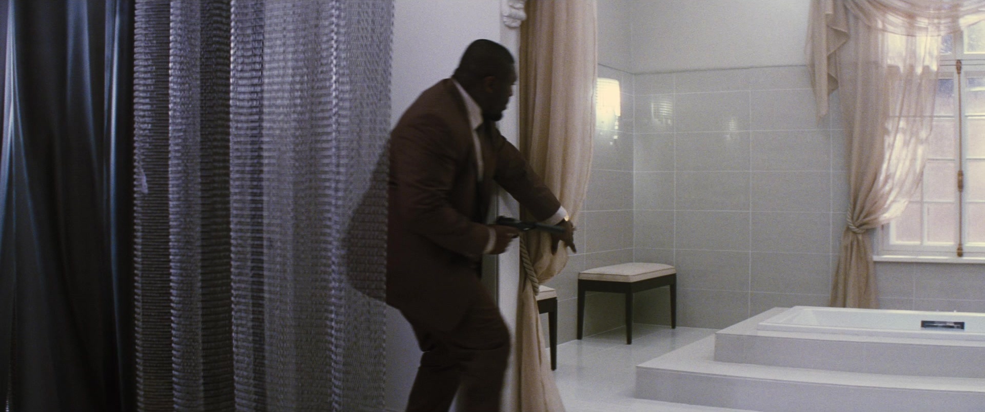 Jack Ryan: Shadow Recruit (2013), wide, 2.39:1 — film still