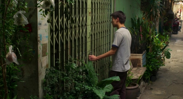Frame from Lahn Mah — standing, walking, street