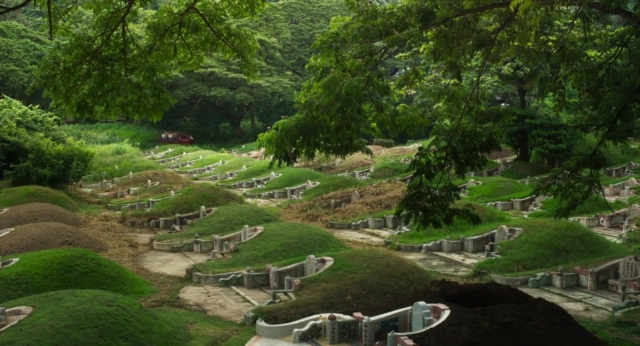 Frame from Lahn Mah — land vehicle