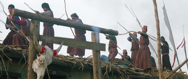 Wide shot frame from Zhong hua zhan shi — standing, bird, person