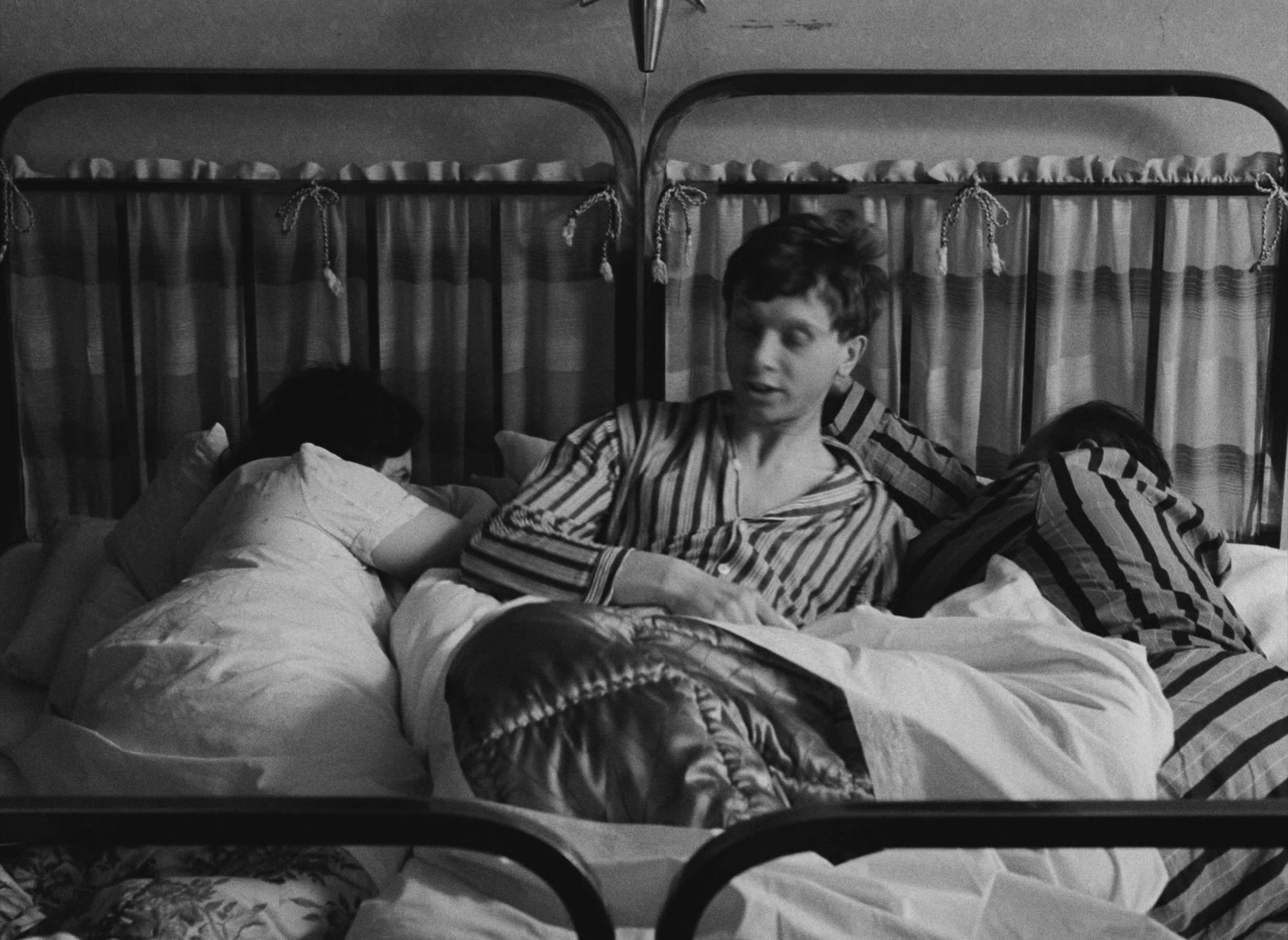 Lásky jedné plavovlásky (1965), wide, 1.37:1 — film still