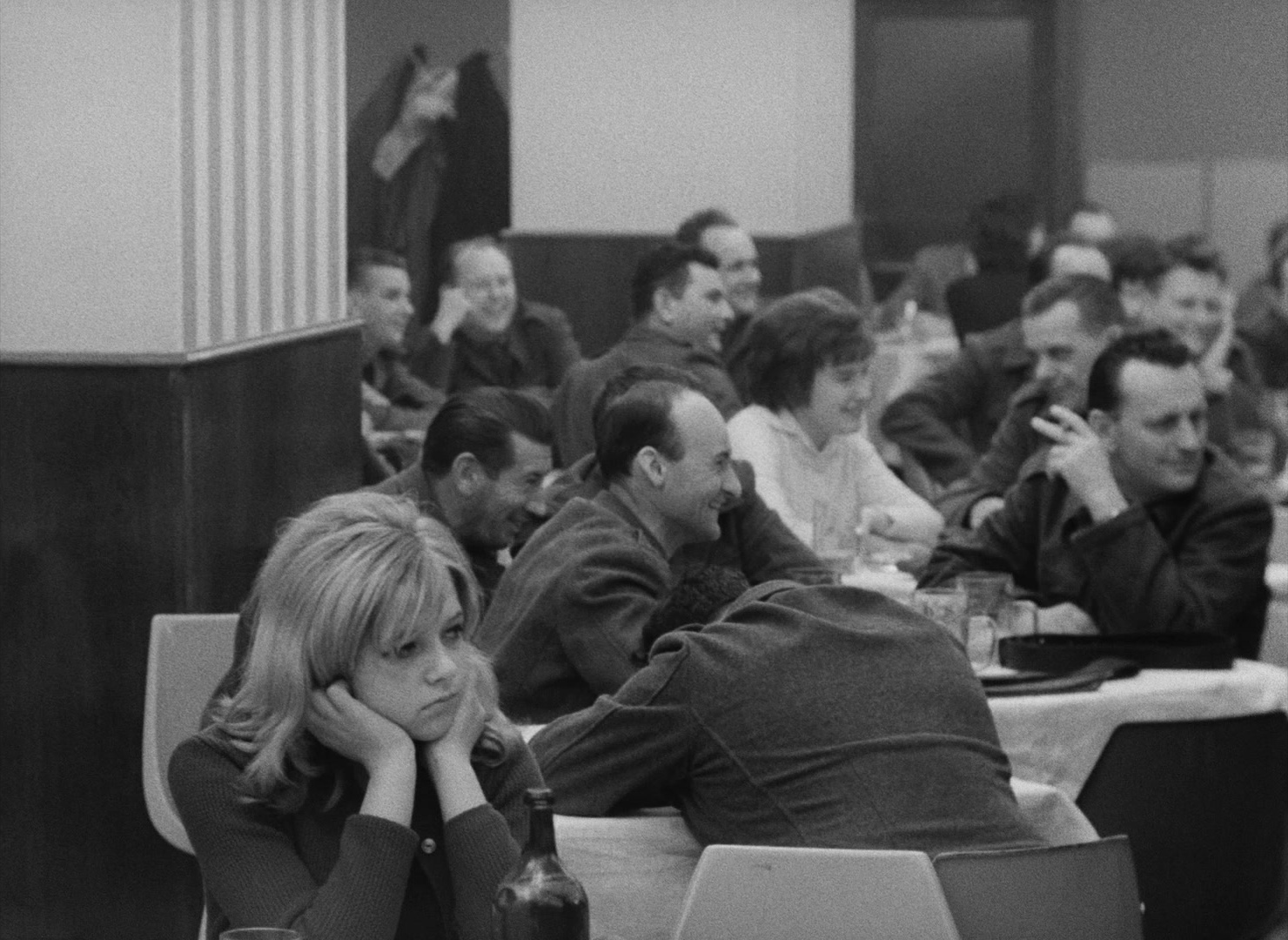 Lásky jedné plavovlásky (1965), close, 1.37:1 — film still