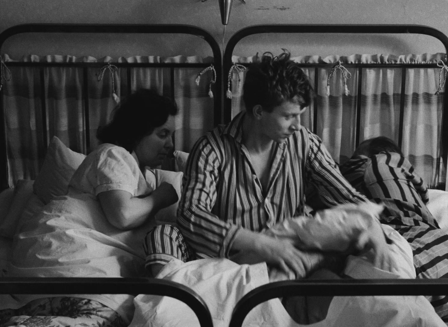 Lásky jedné plavovlásky (1965), wide, 1.37:1 — film still