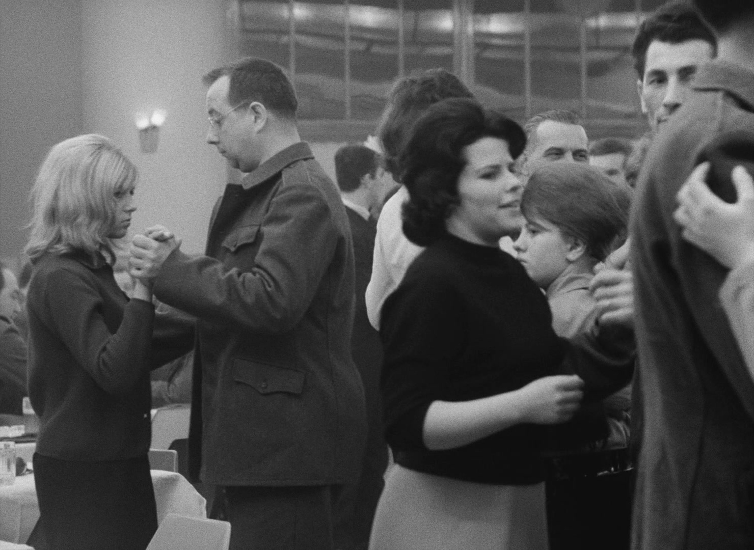 Lásky jedné plavovlásky (1965), wide, 1.37:1 — film still
