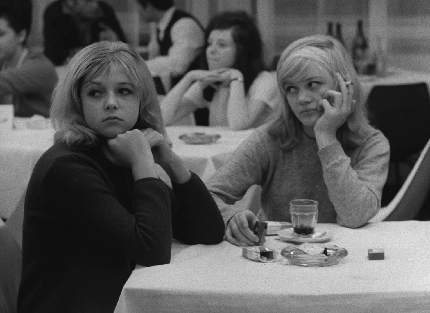 Lásky jedné plavovlásky (1965), wide, 1.37:1 — film still