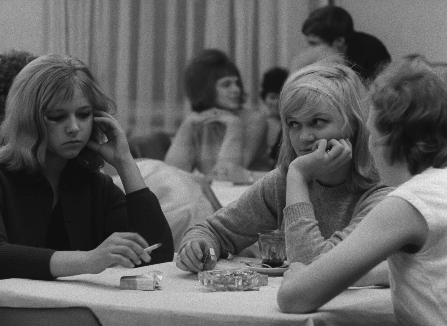 Lásky jedné plavovlásky (1965), wide, 1.37:1 — film still