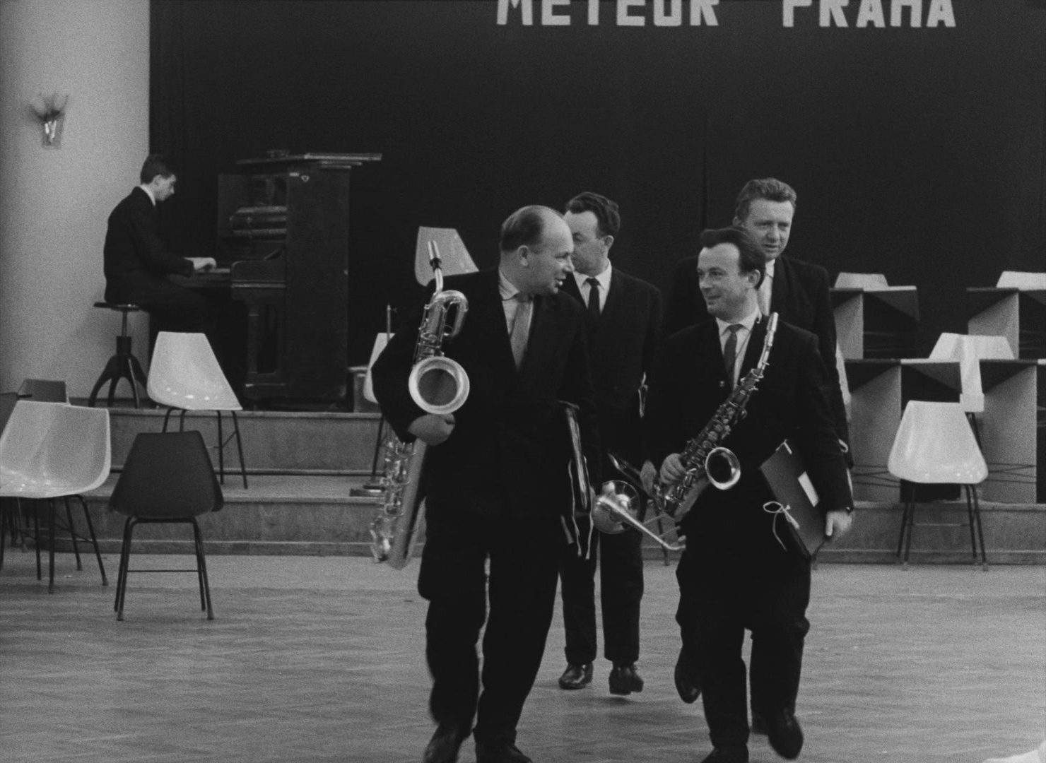 Lásky jedné plavovlásky (1965), wide, 1.37:1 — film still