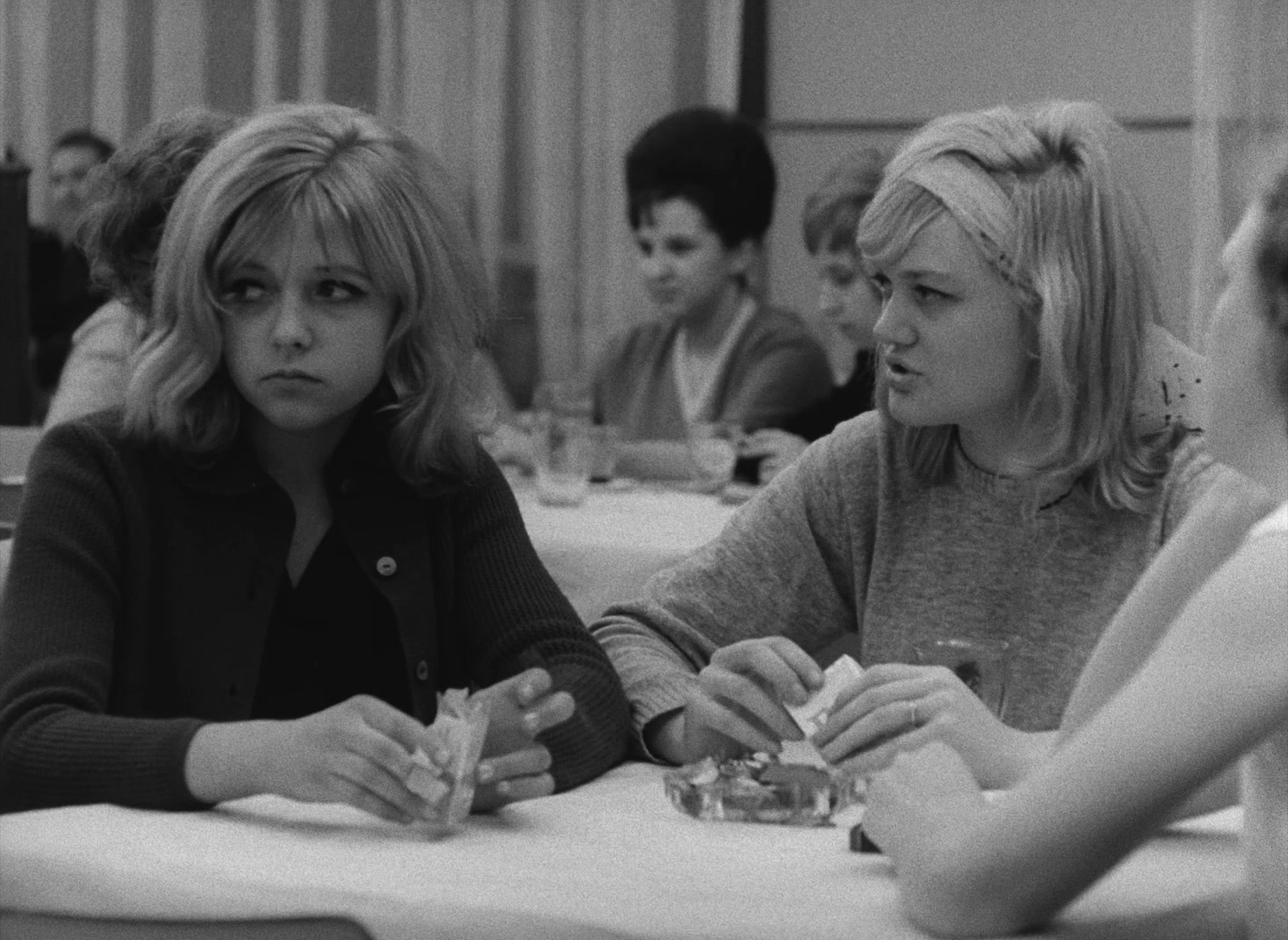 Lásky jedné plavovlásky (1965), wide, 1.37:1 — film still