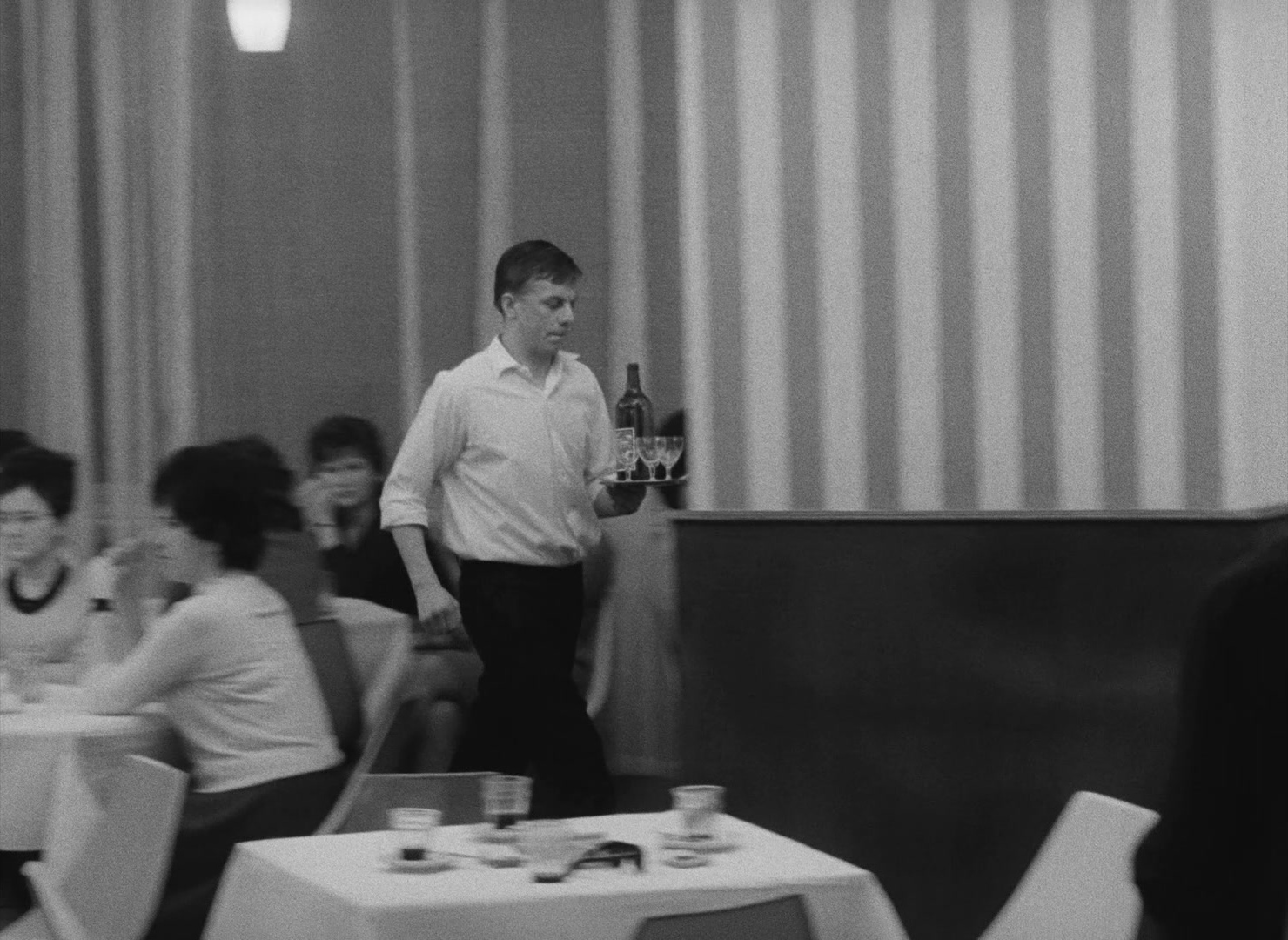 Lásky jedné plavovlásky (1965), wide, 1.37:1 — film still