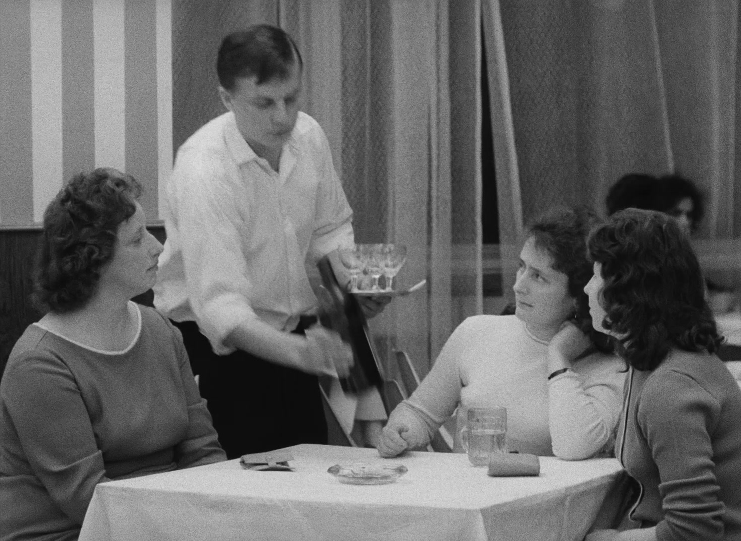Lásky jedné plavovlásky (1965), wide, 1.37:1 — film still