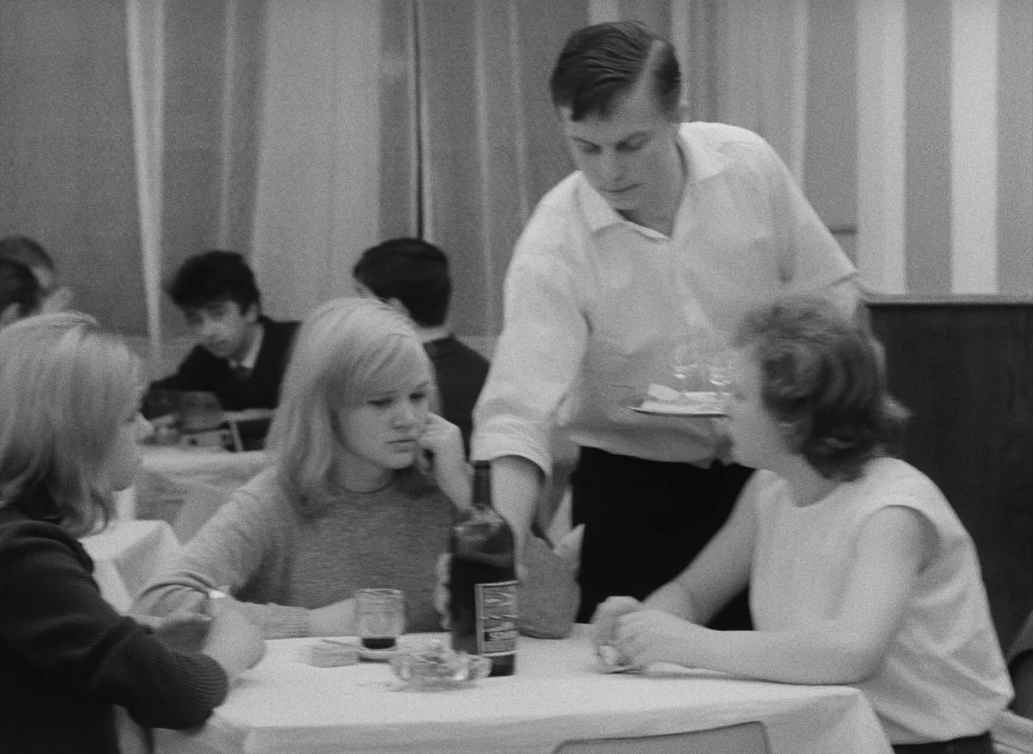 Lásky jedné plavovlásky (1965), wide, 1.37:1 — film still
