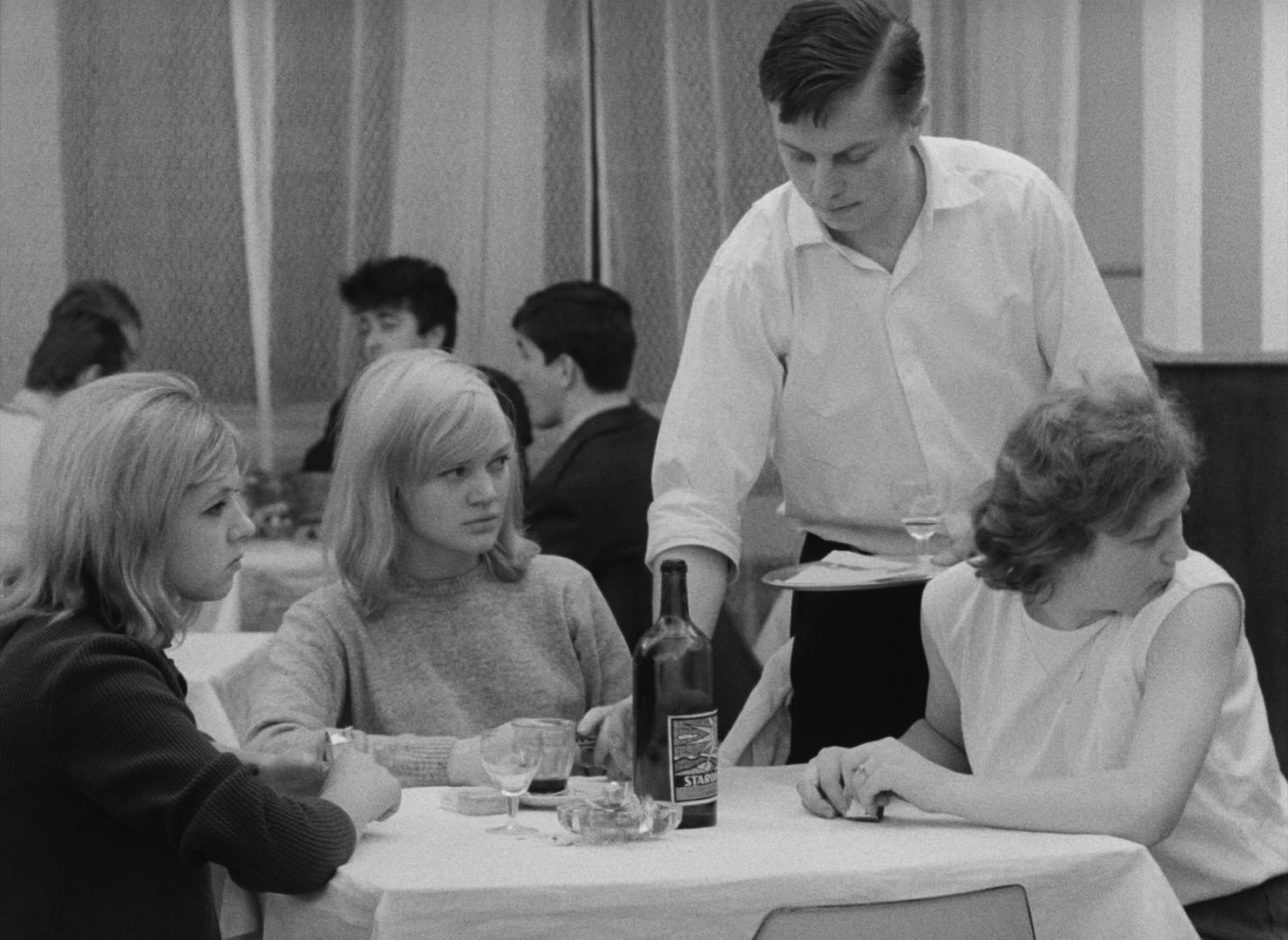 Lásky jedné plavovlásky (1965), wide, 1.37:1 — film still