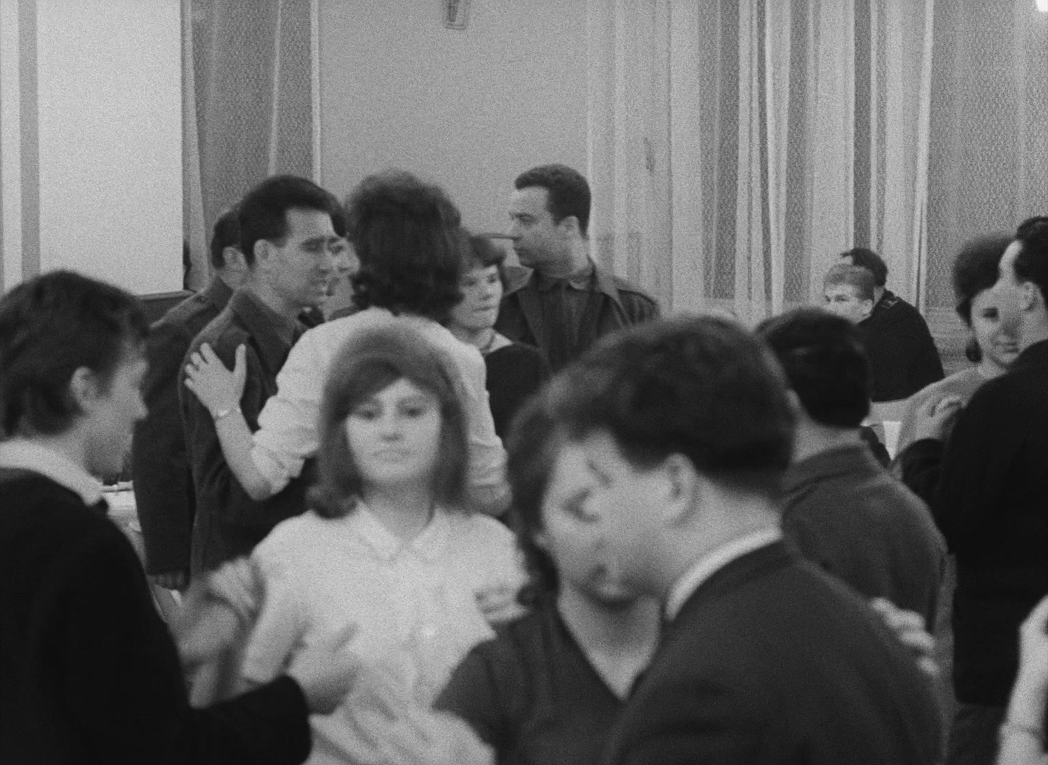 Lásky jedné plavovlásky (1965), wide, 1.37:1 — film still