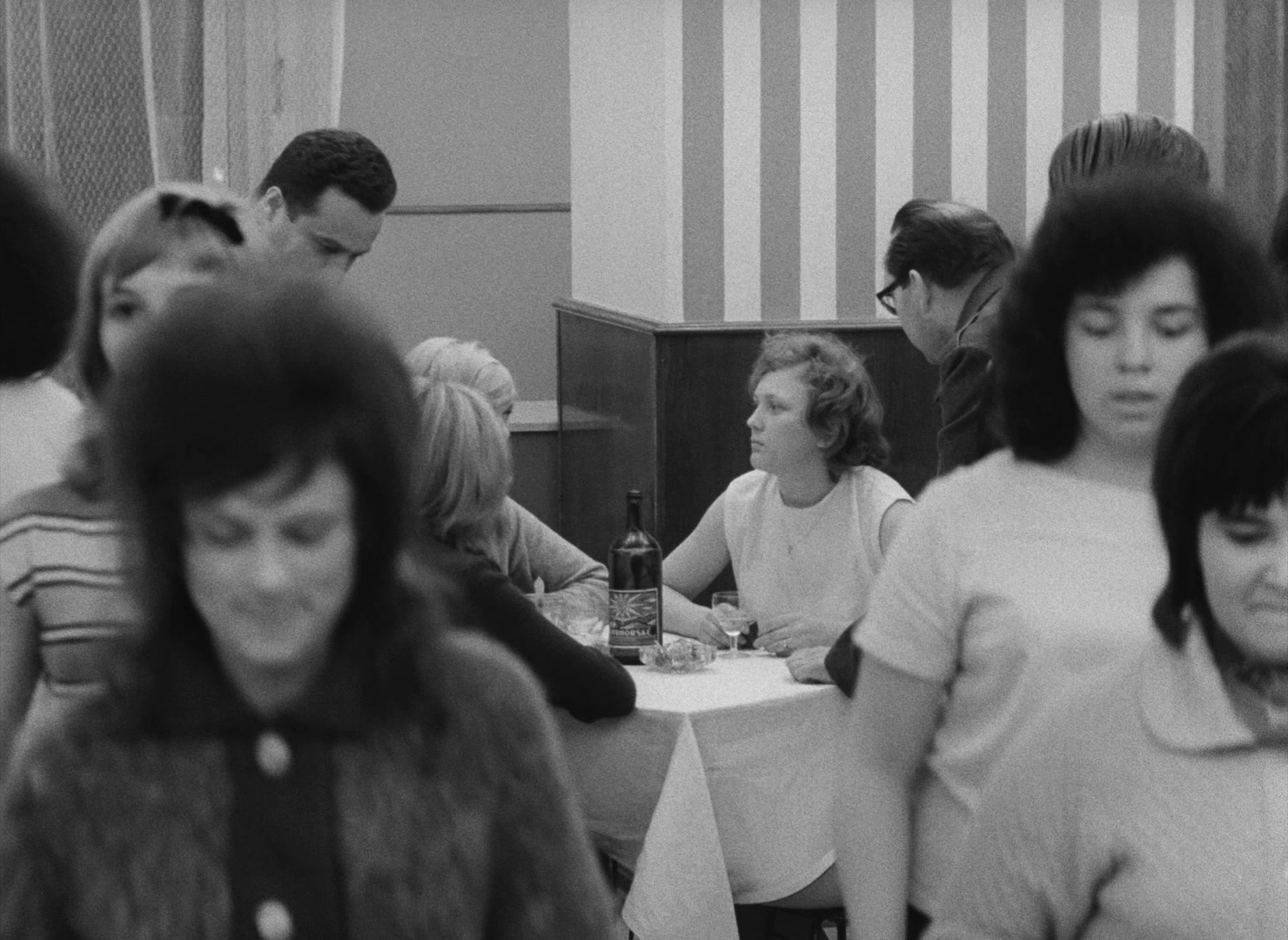 Lásky jedné plavovlásky (1965), wide, 1.37:1 — film still