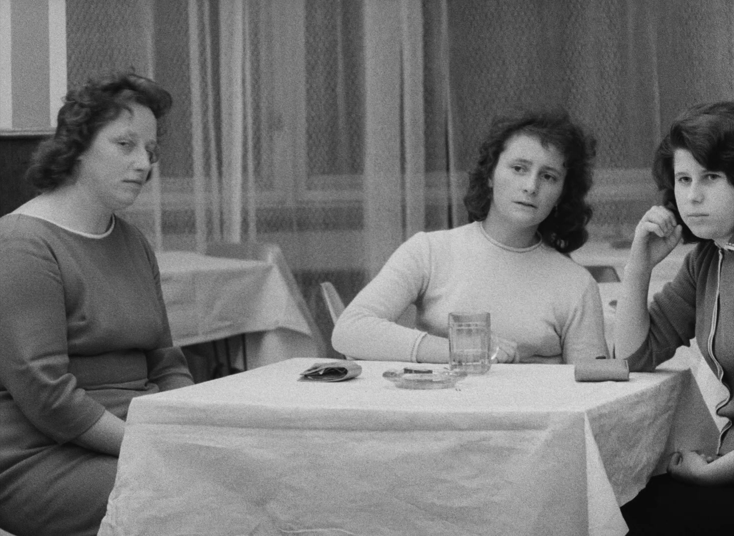 Lásky jedné plavovlásky (1965), wide, 1.37:1 — film still