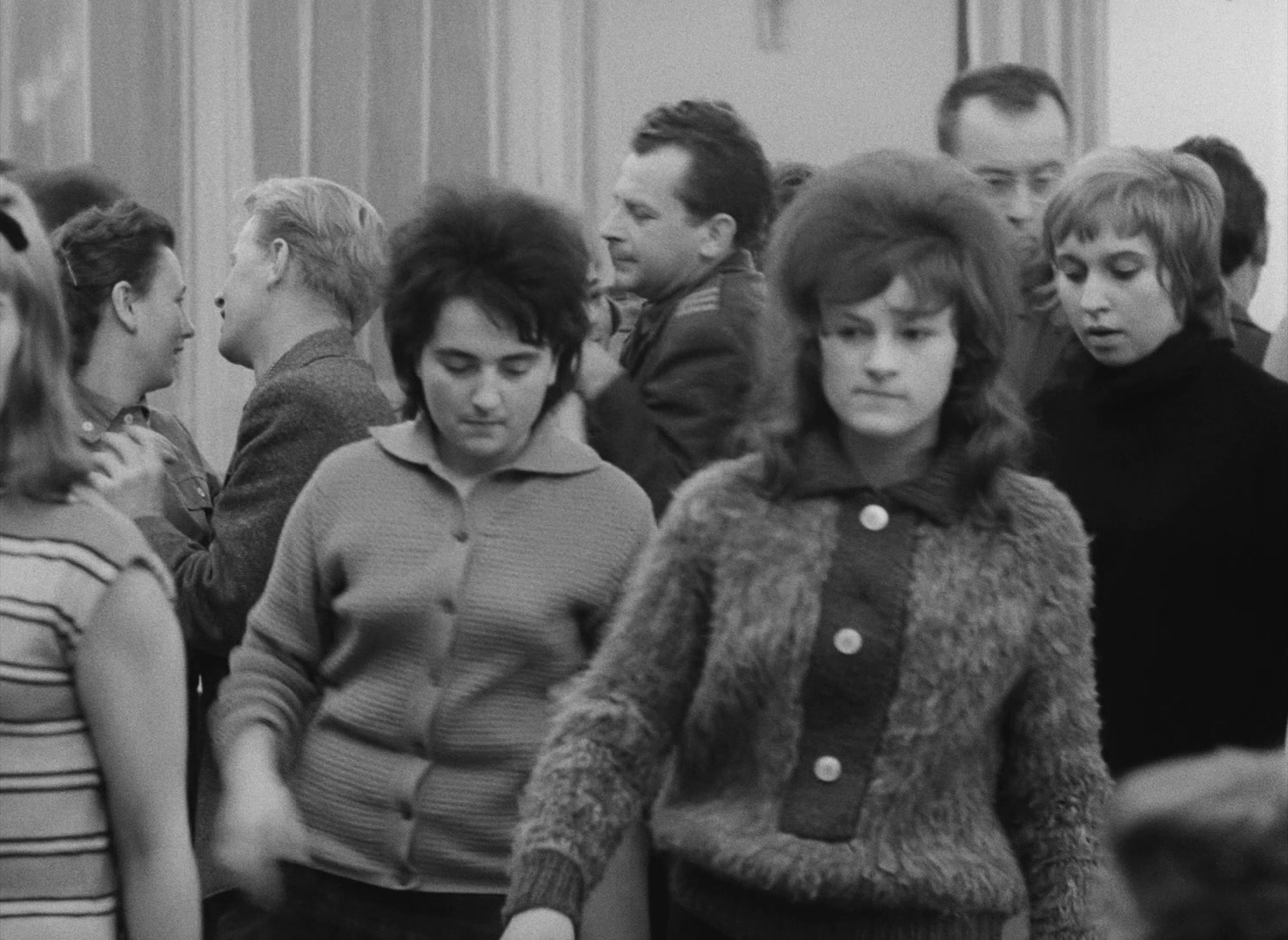 Lásky jedné plavovlásky (1965), wide, 1.37:1 — film still