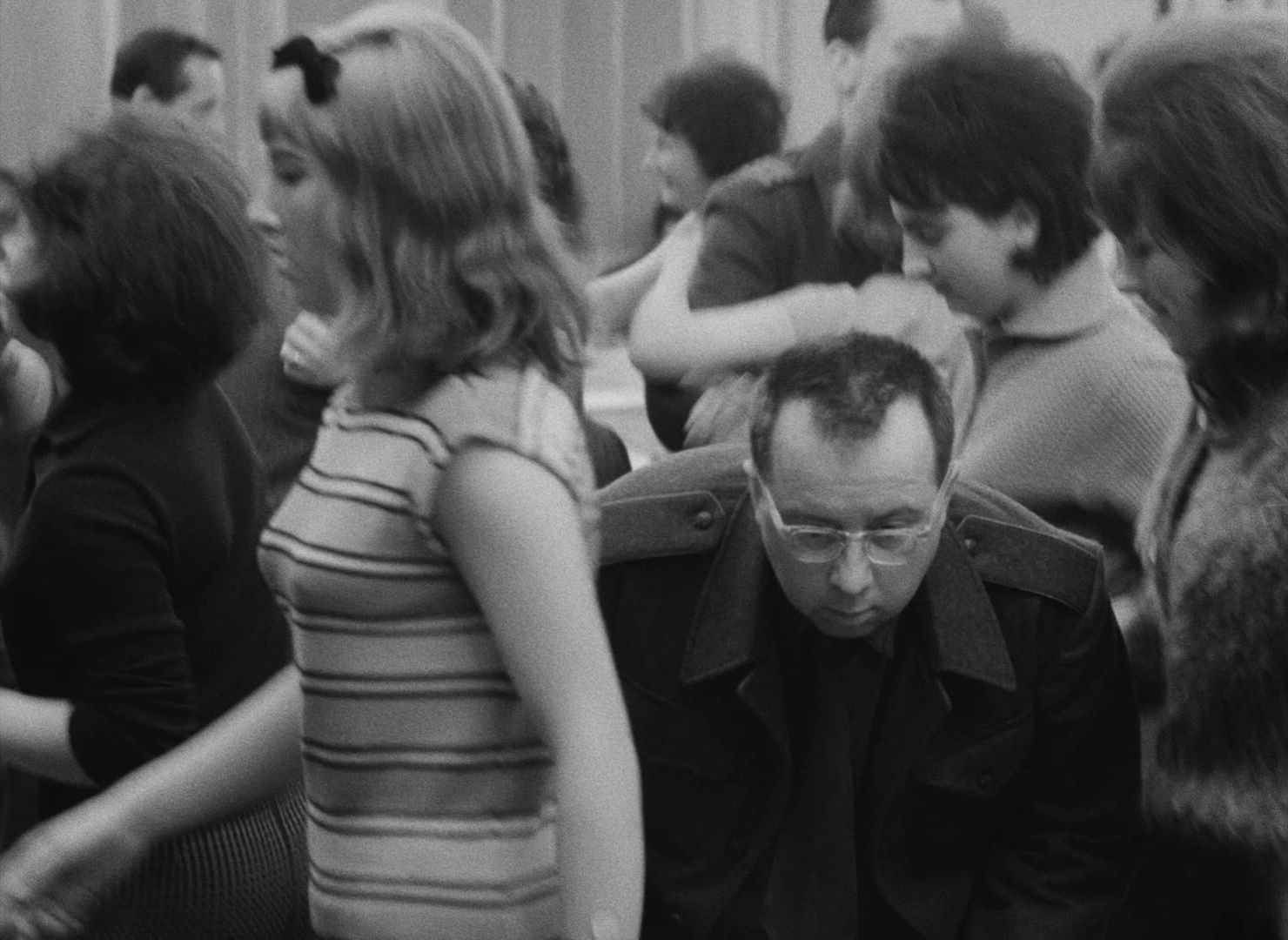 Lásky jedné plavovlásky (1965), wide, 1.37:1 — film still