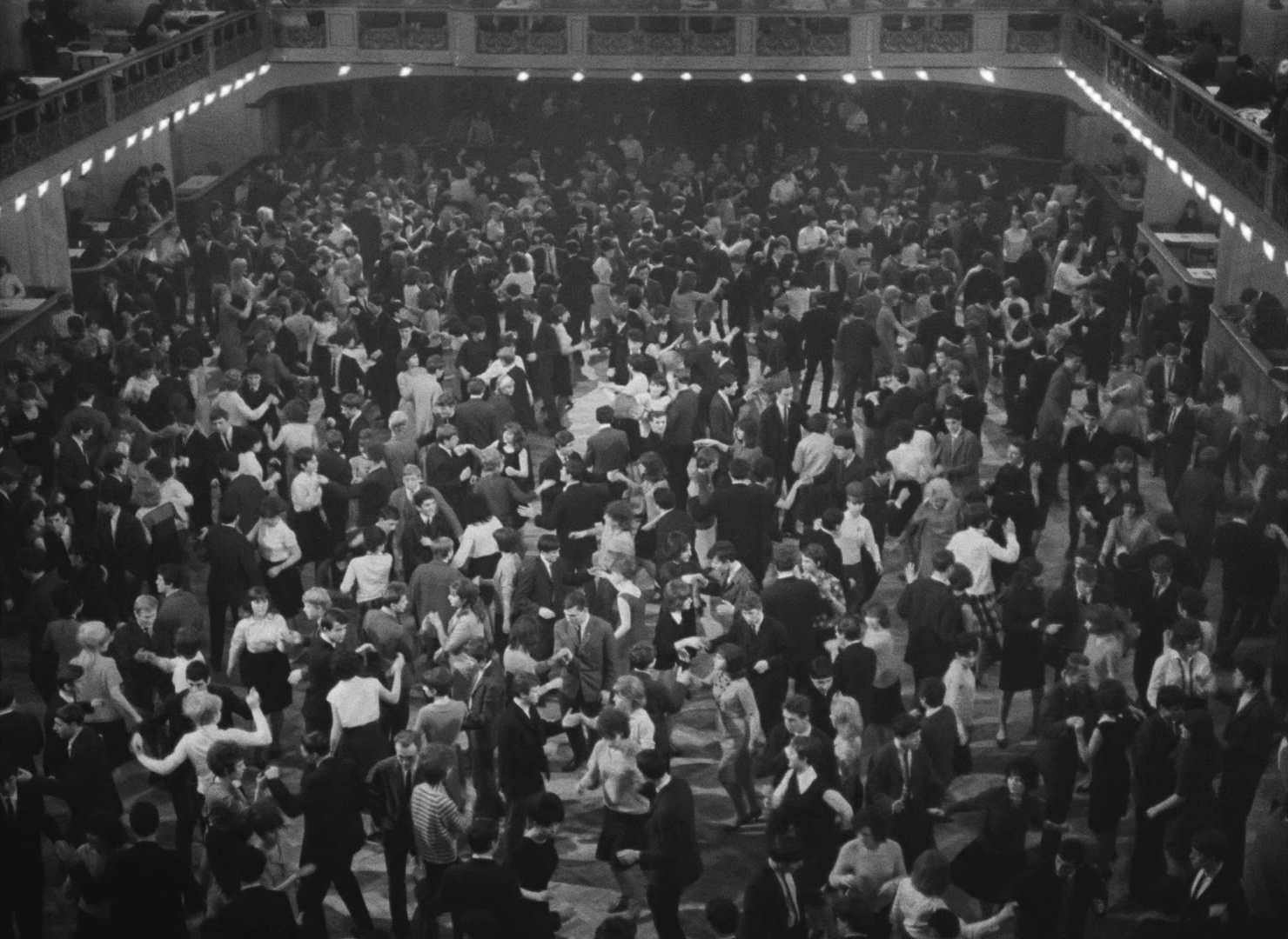 Lásky jedné plavovlásky (1965), wide, 1.37:1 — film still
