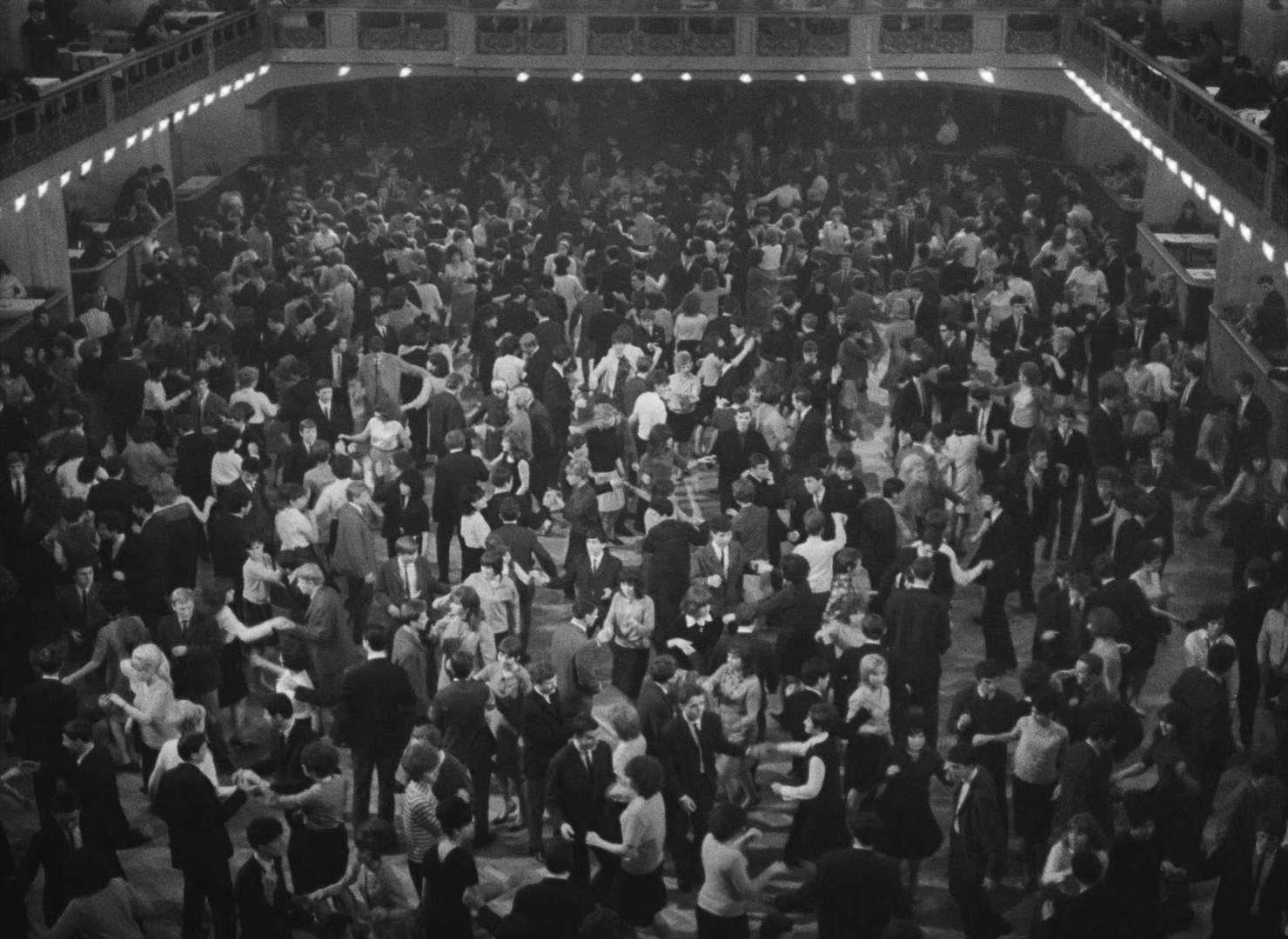 Lásky jedné plavovlásky (1965), wide, 1.37:1 — film still