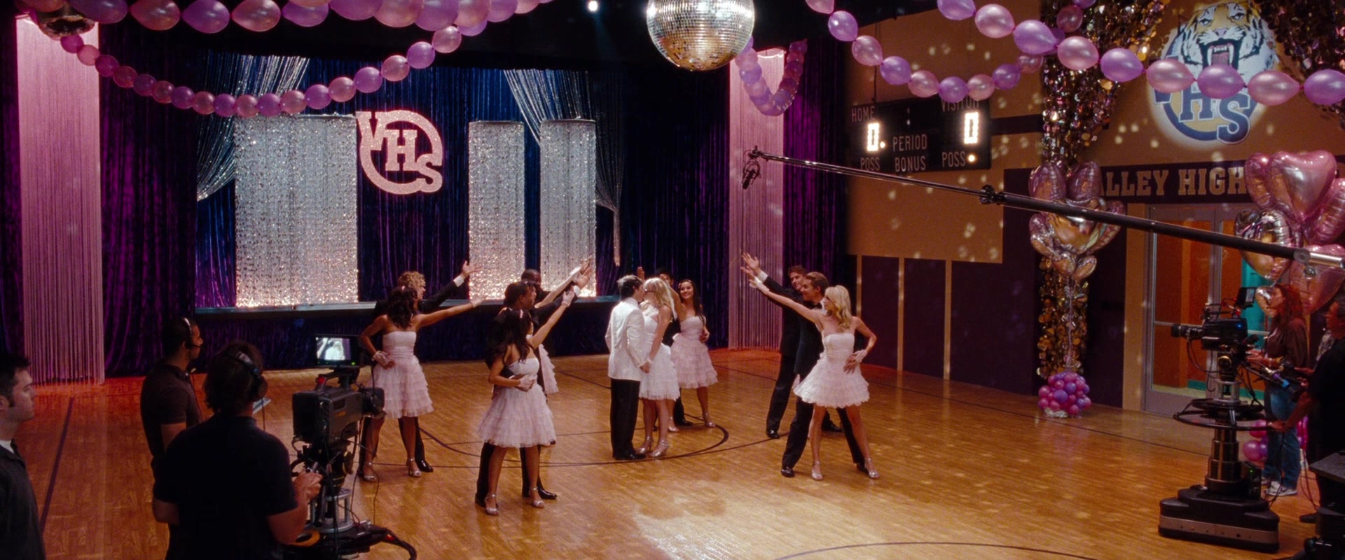 No Strings Attached (2010), wide, 2.40:1 — film still