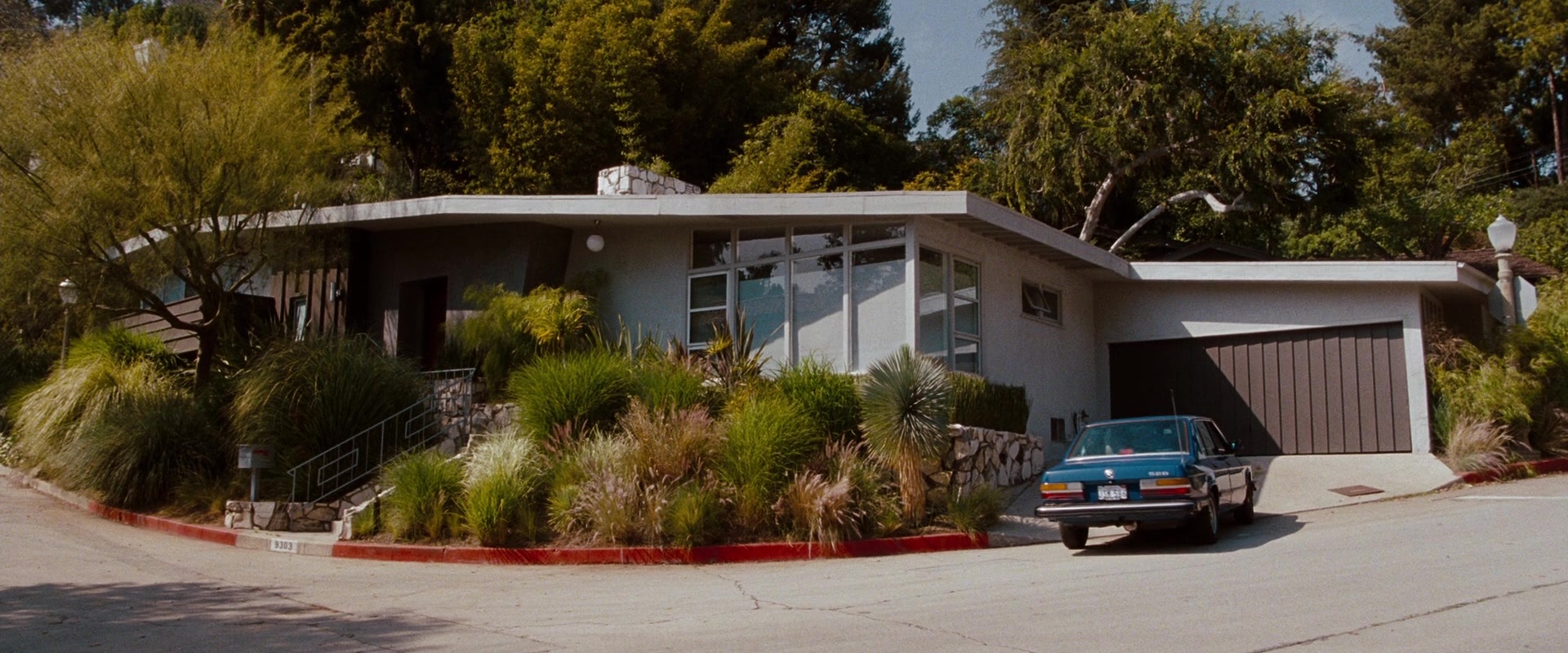 No Strings Attached (2010), wide, 2.40:1 — film still