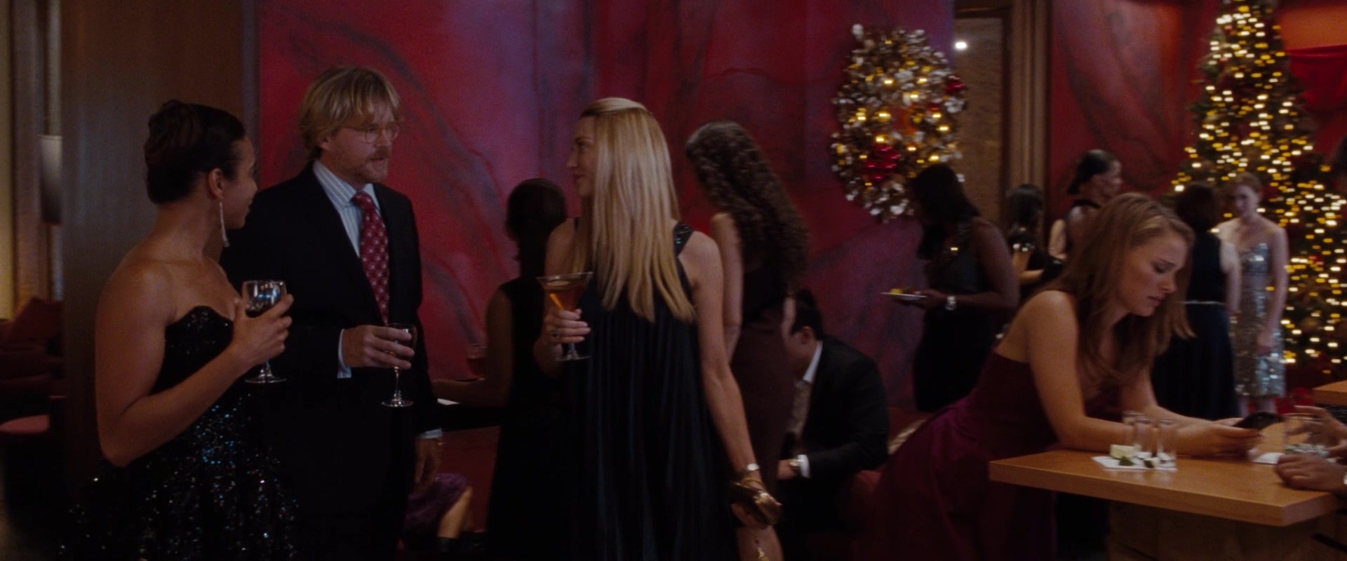 No Strings Attached (2010), wide, 2.40:1 — film still