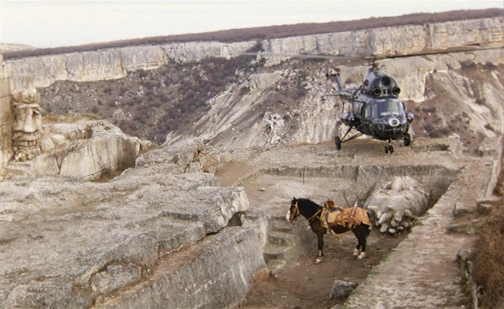 Es ist nicht leicht, ein Gott zu sein (1989), wide, 1.63:1 — film still