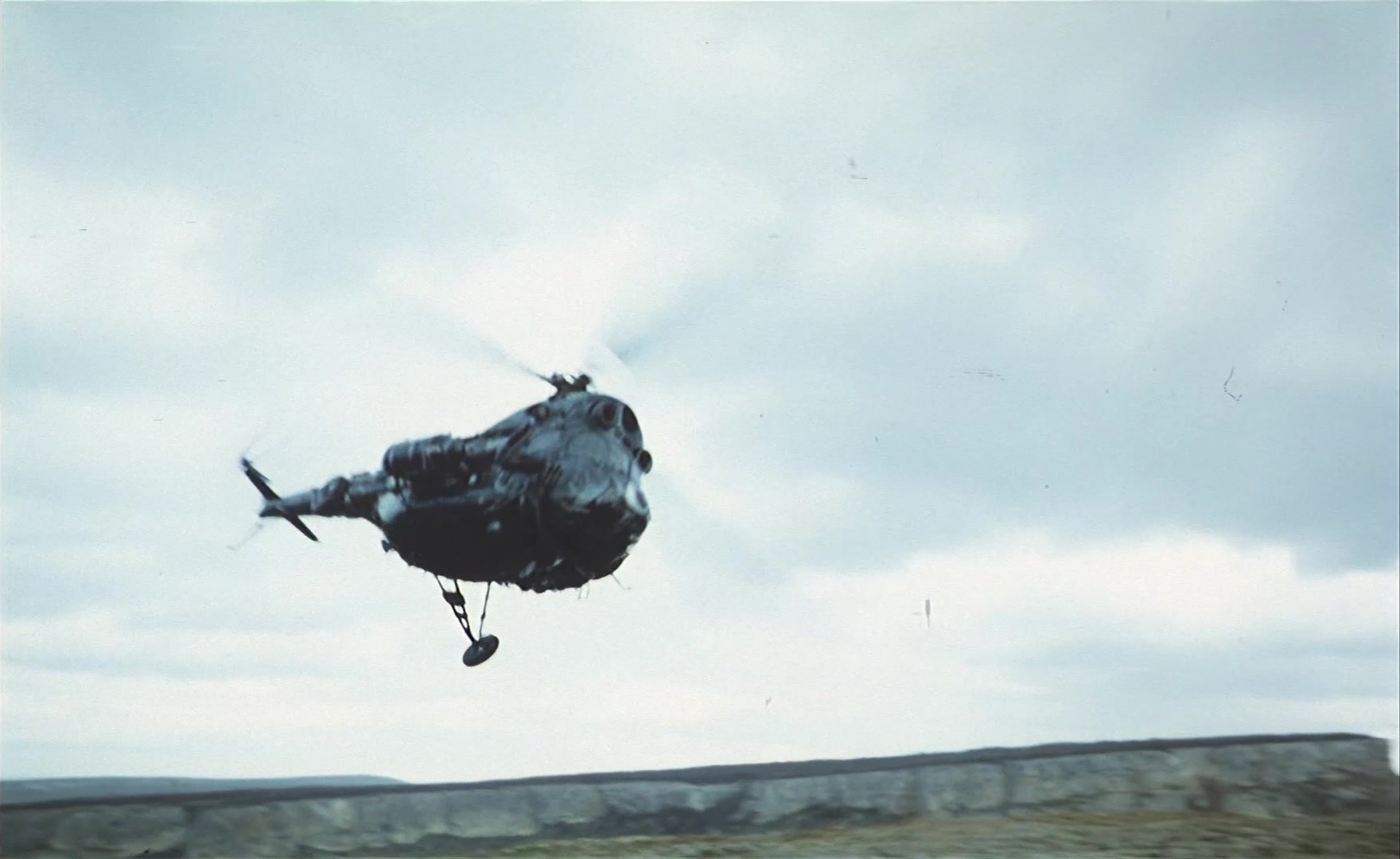 Es ist nicht leicht, ein Gott zu sein (1989), wide, 1.63:1 — film still