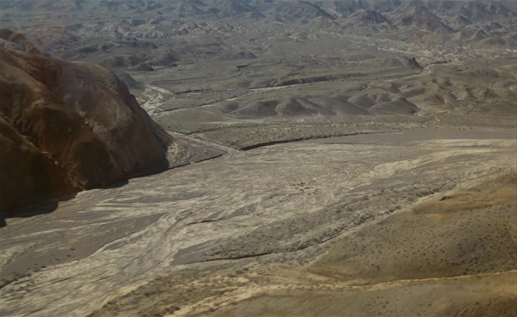 Es ist nicht leicht, ein Gott zu sein (1989), wide, 1.63:1 — film still