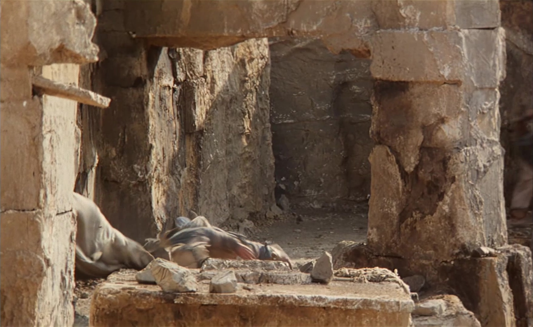 Es ist nicht leicht, ein Gott zu sein (1989), wide, 1.63:1 — film still