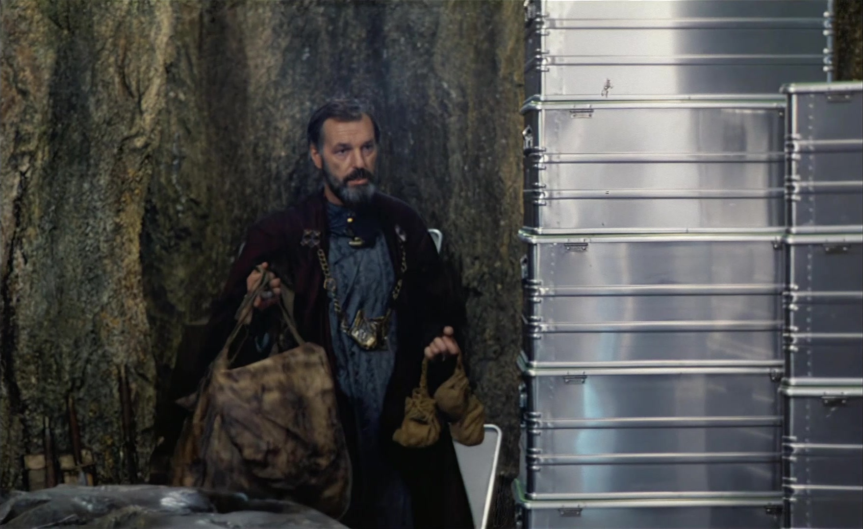 Es ist nicht leicht, ein Gott zu sein (1989), wide, 1.63:1 — film still