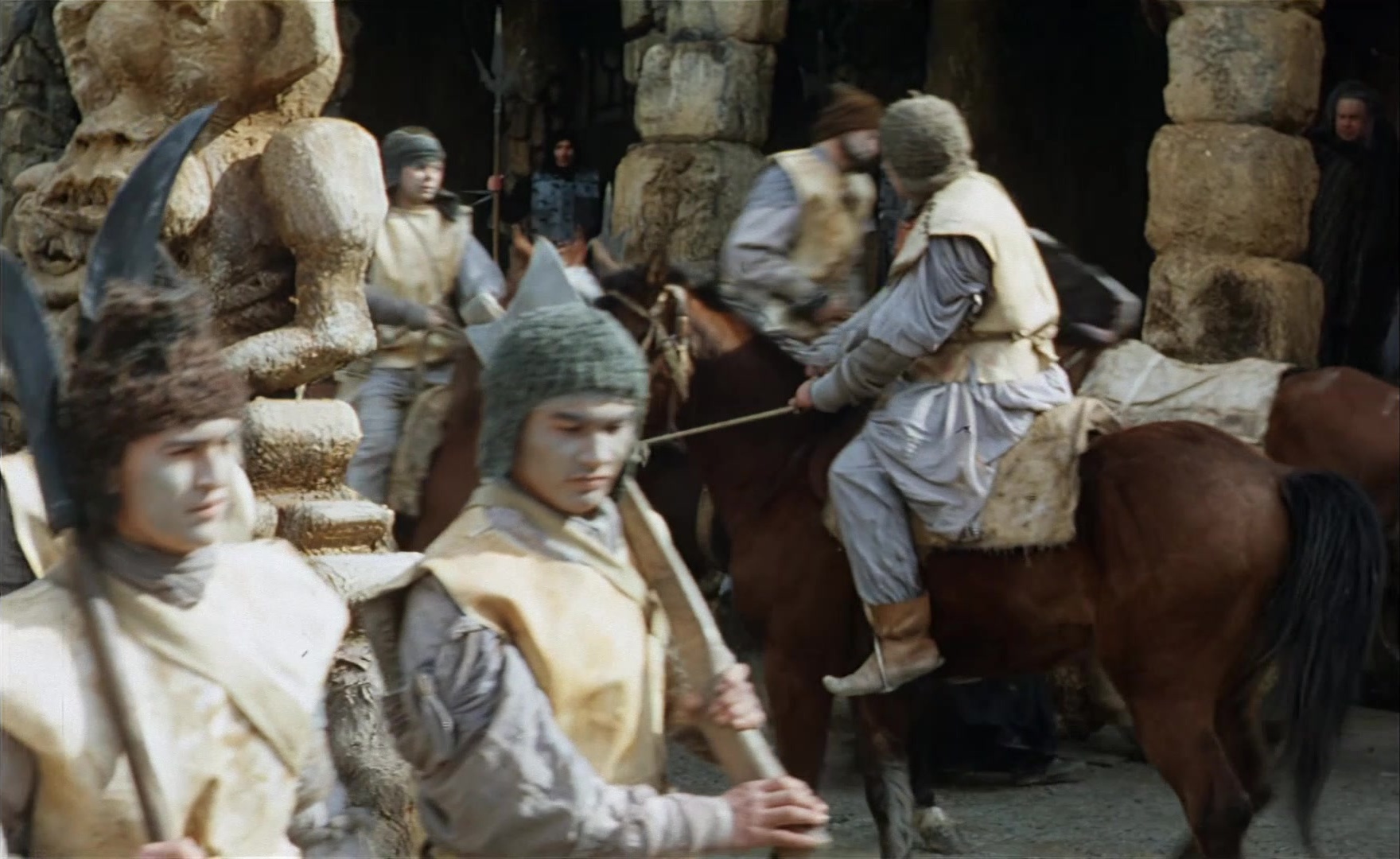 Es ist nicht leicht, ein Gott zu sein (1989), wide, 1.63:1 — film still