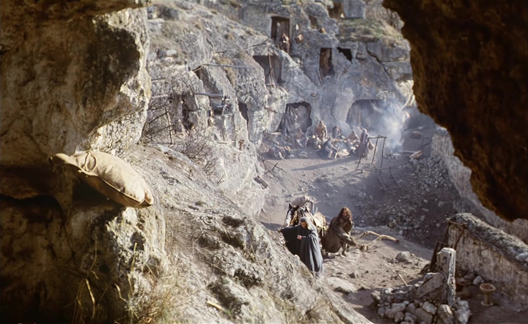 Es ist nicht leicht, ein Gott zu sein (1989), wide, 1.63:1 — film still